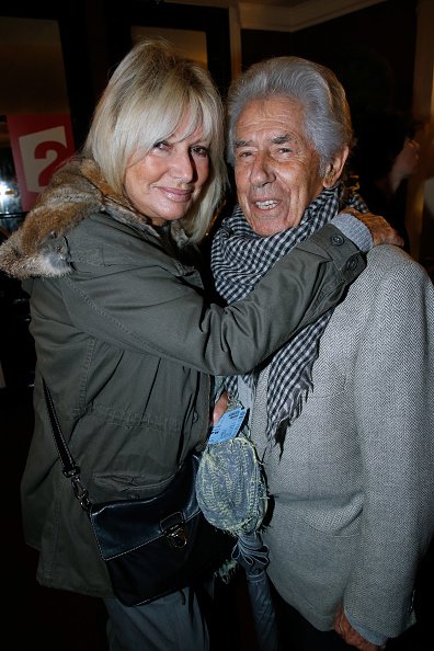 Philippe Gildas et son épouse Maryse Gildas au Théâtre. | Photo : Getty Images.