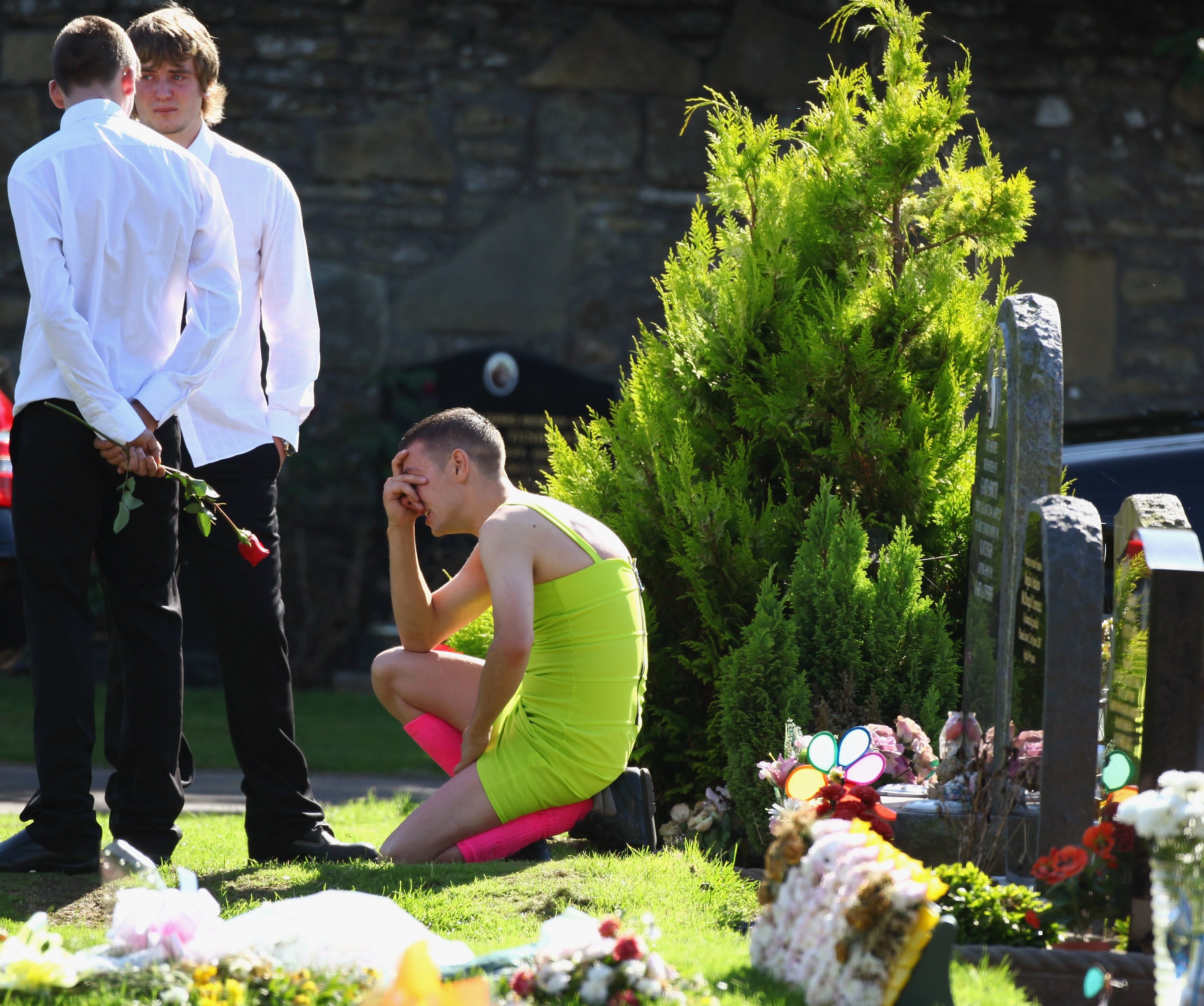 Barry Delaney crying copiously as mourners gather at Barnhill Cemetery for the funeral of  Kevin Elliot in Dundee, Scotland | Photo: Jeff J Mitchell/Getty Images