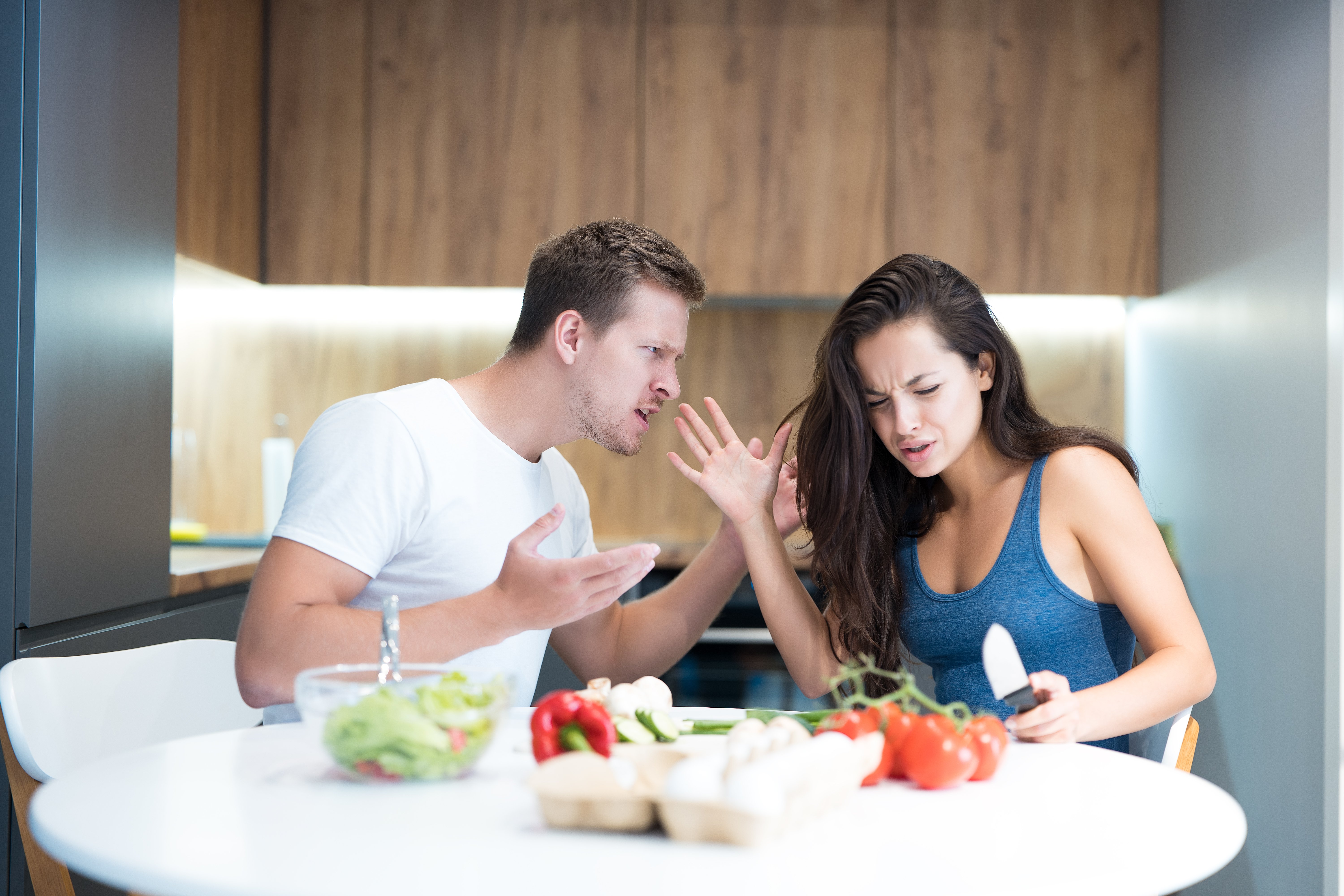 Pareja discutiendo en la cocina. | Foto: Shutterstock