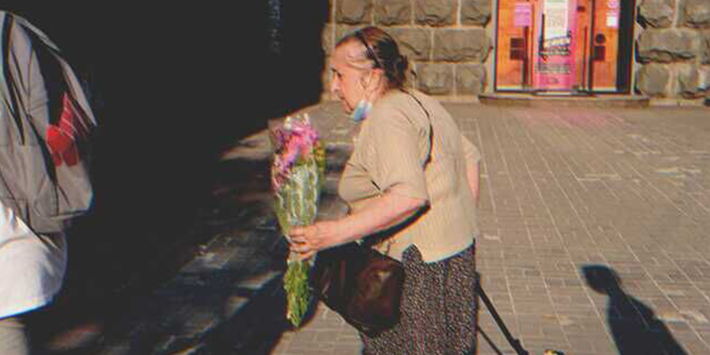 Frau mit Blumen | Quelle: Shutterstock