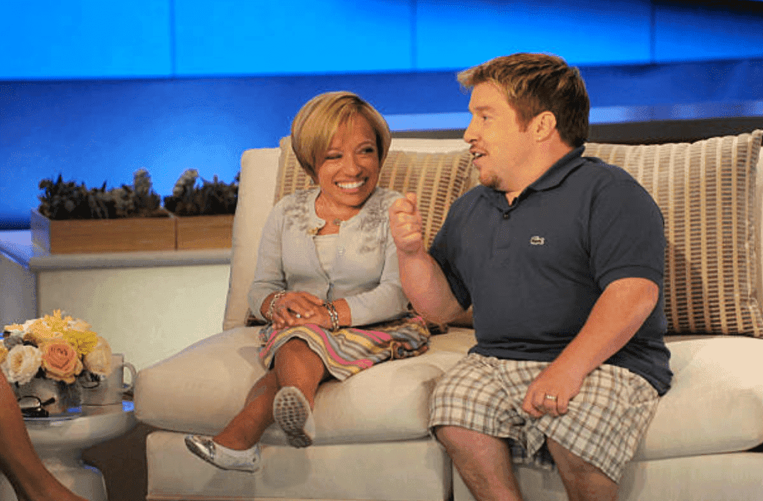 Jennifer Arnold and Bill Klein sit on a couch as they join Katie Couric to discuss their show "The Little Couple," on April 22, 2013 | Source: Donna Svennevik/Disney-Walt Disney Television via Getty Images