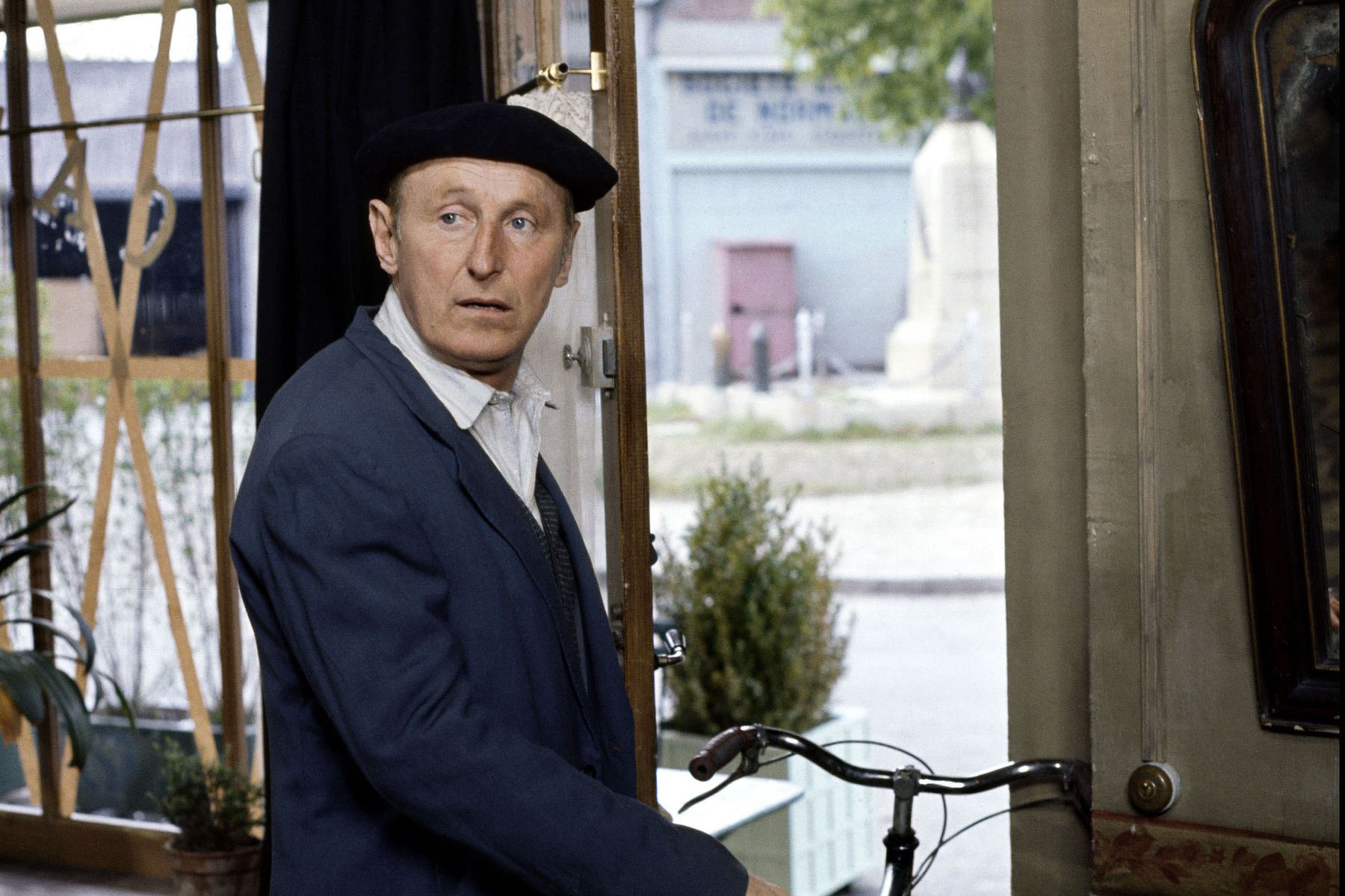 Bourvil sur le tournage du film "Le mur de l'Atlantique" qui débute en juin 1970 et réalisé par Marcel Camus. | Photo : Getty Images