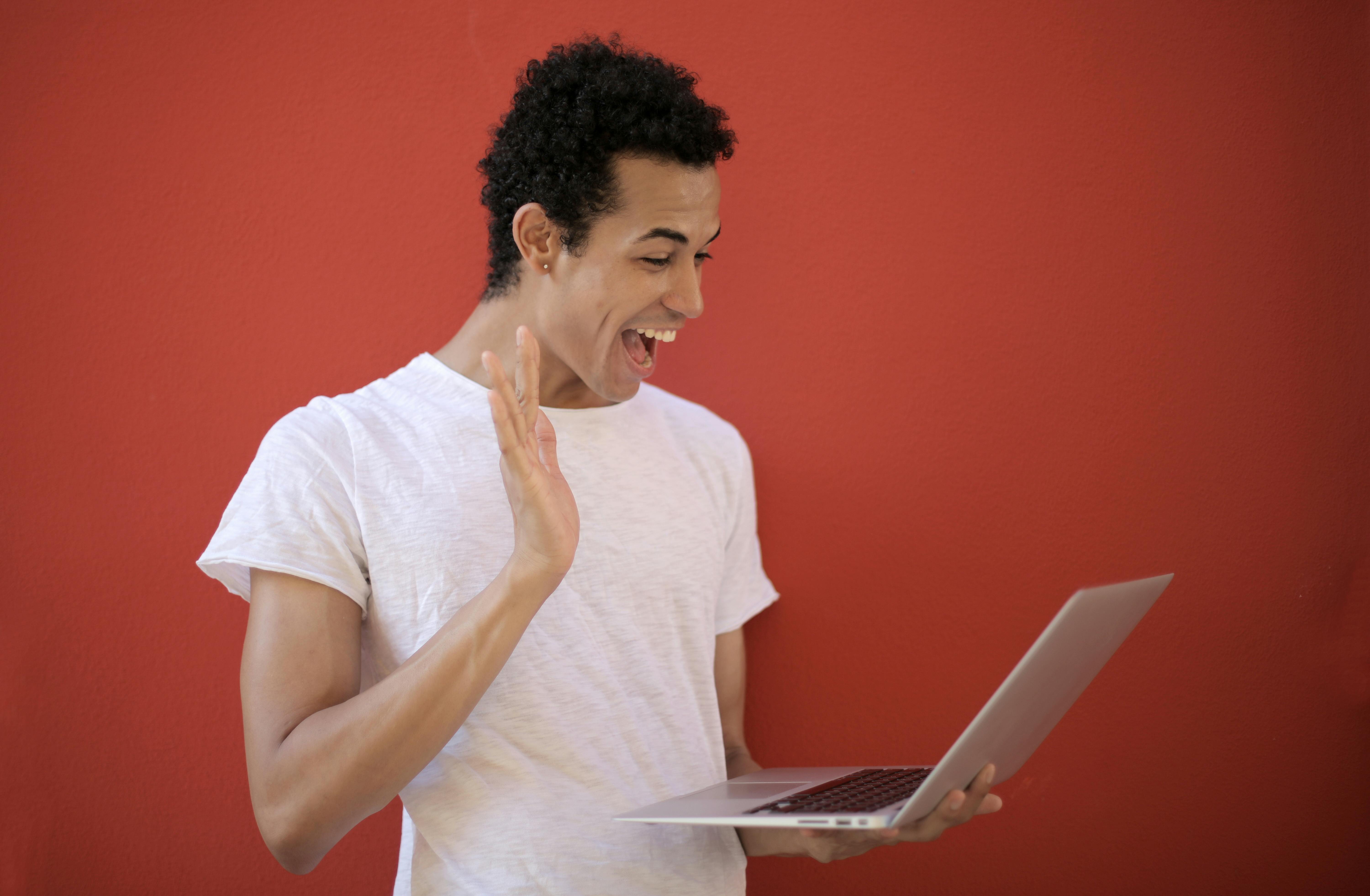 A man looks happy using his laptop | Source: Pexels