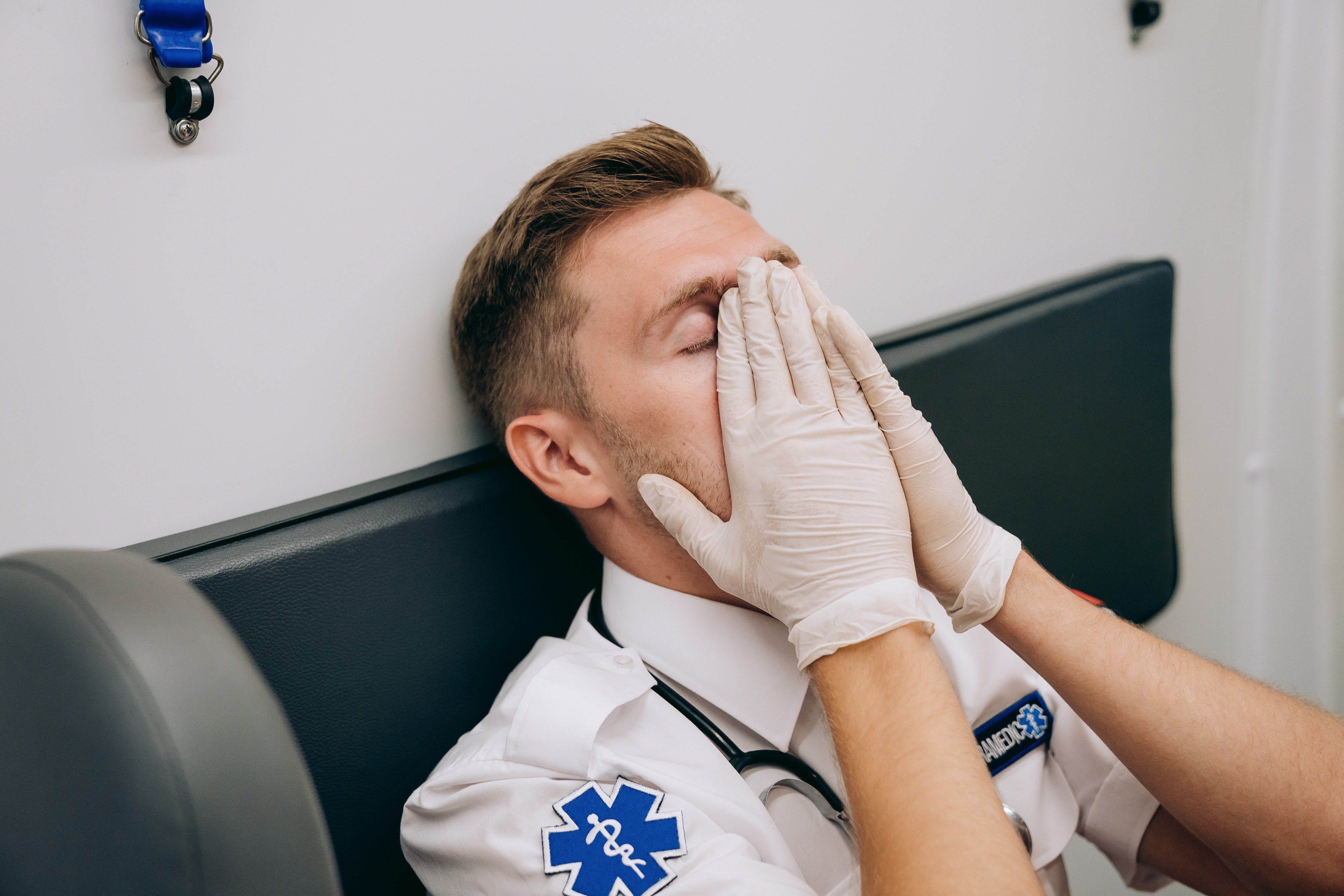 Médico pone sus manos en su rostro en gesto de agotamiento. | Foto: Pexels