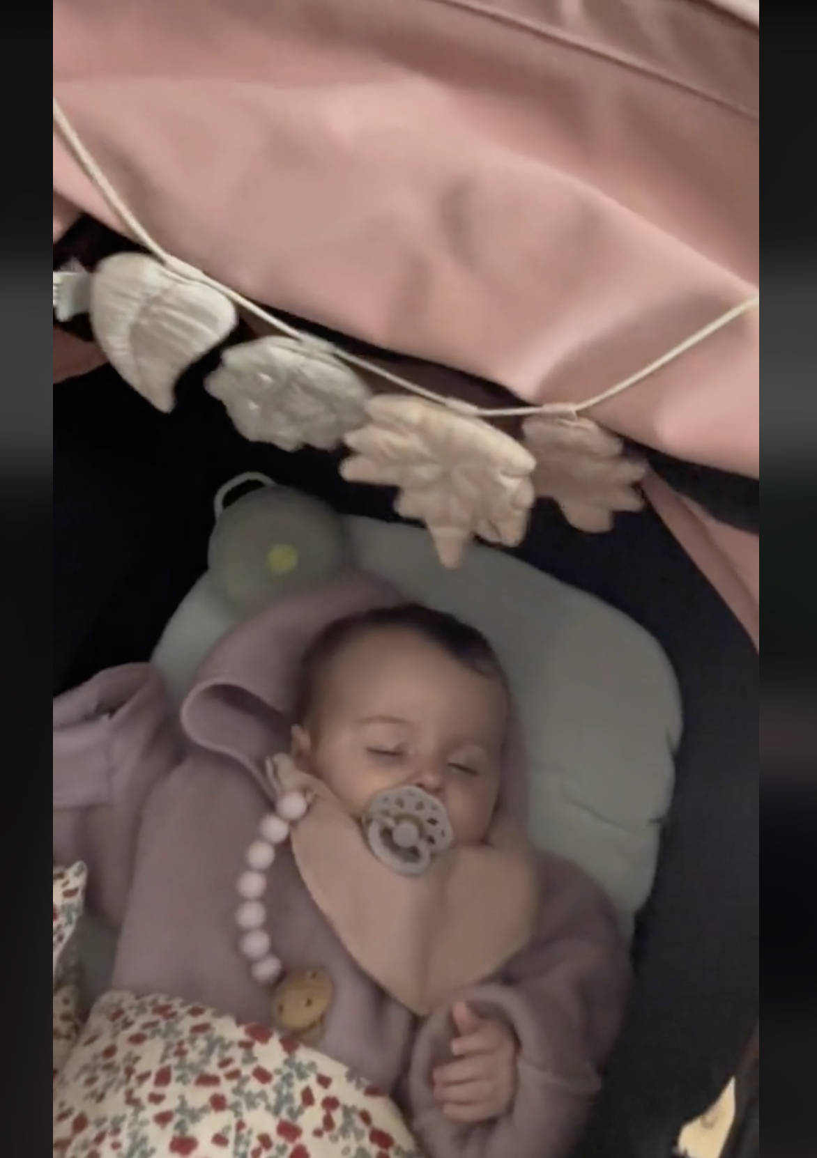 Annie Samples' little baby girl sleeps peacefully in her stroller, as seen in a video dated September 27, 2022 | Source: tiktok.com/@annieineventyrland
