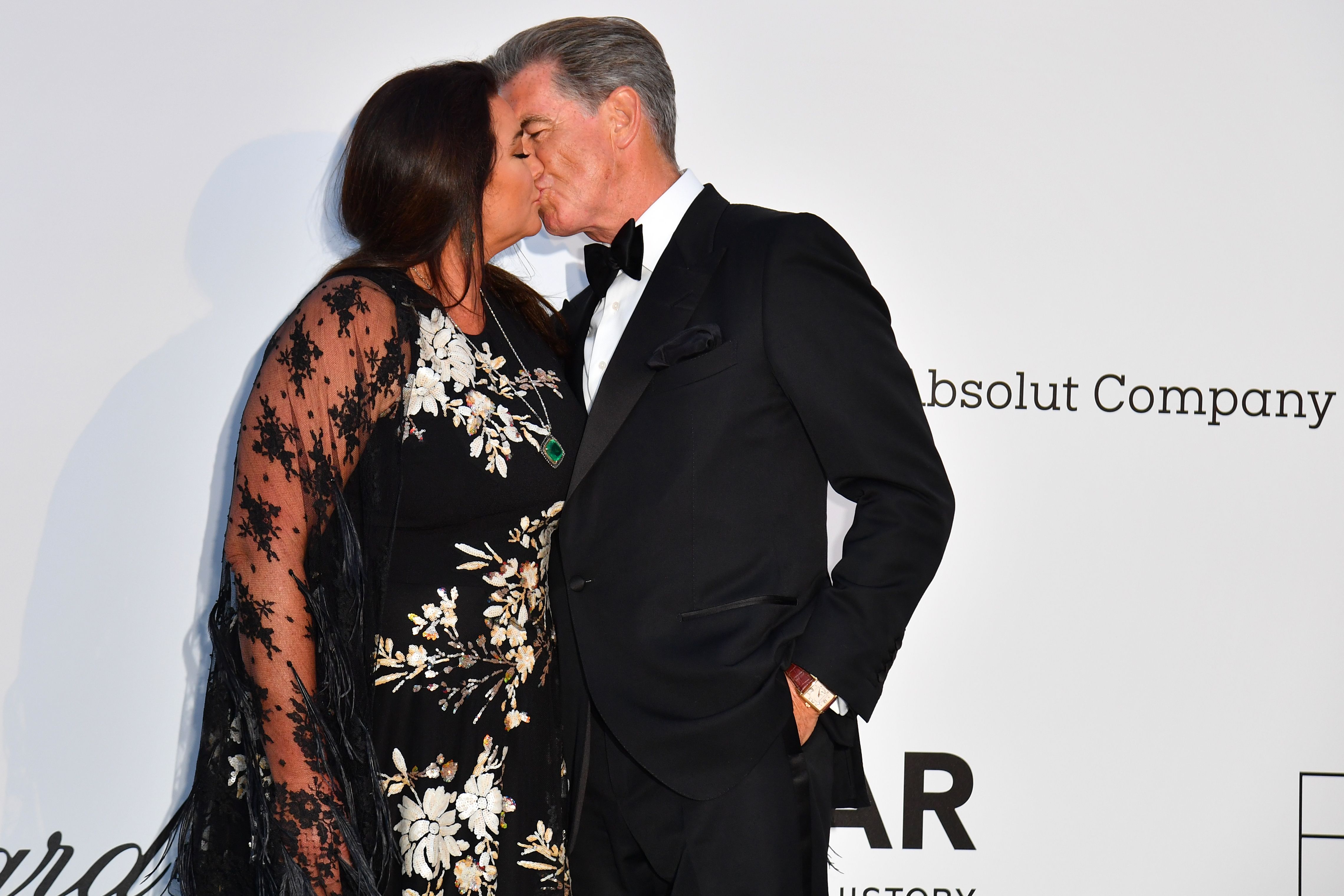 Pierce Brosnan küsst Keely Shaye Smith am 17. Mai 2018 im Hotel du Cap-Eden-Roc in Cap d'Antibes, Südfrankreich | Quelle: Getty Images