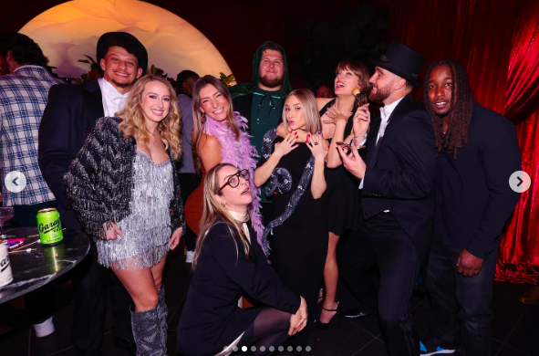 Taylor Swift and Travis Kelce posing for a photo with their friends Patrick and Brittany Mahomes, Ashley Avignone, and others. | Source: Instagram/ashavignone