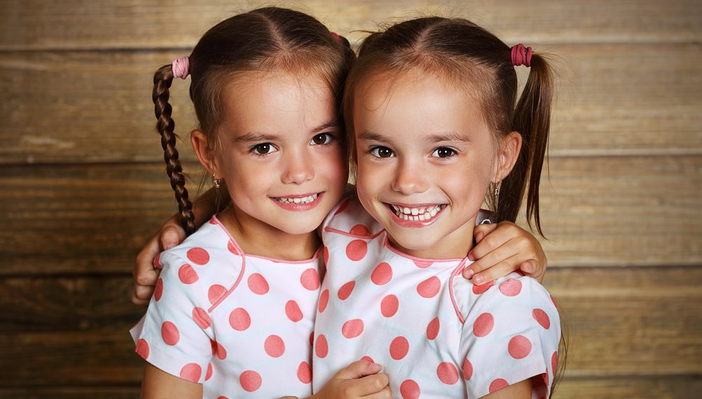  Zwillingsschwestern, die sich umarmen. I Quelle: Shutterstock