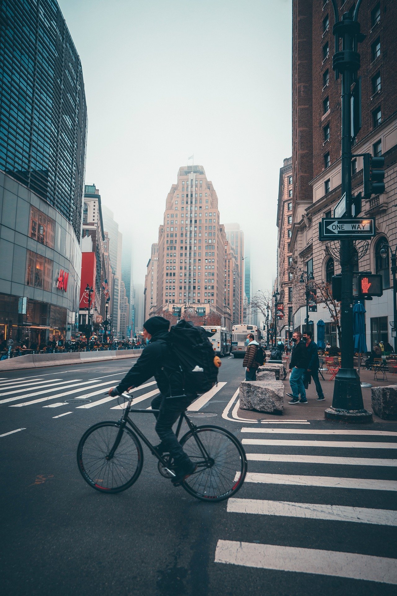 Un homme à vélo qui traverse la route | Photo : Pixabay
