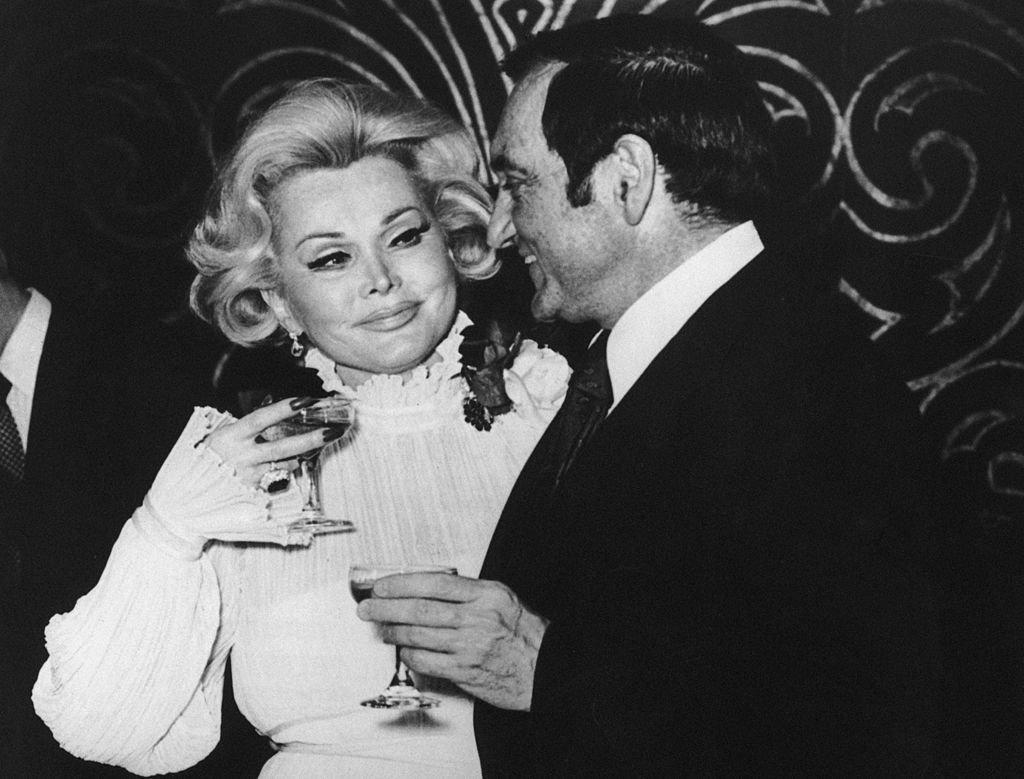 Zsa Zsa Gabor drinks with her sixth husband, Jack Ryan, in 1975 | Photo: Getty Images
