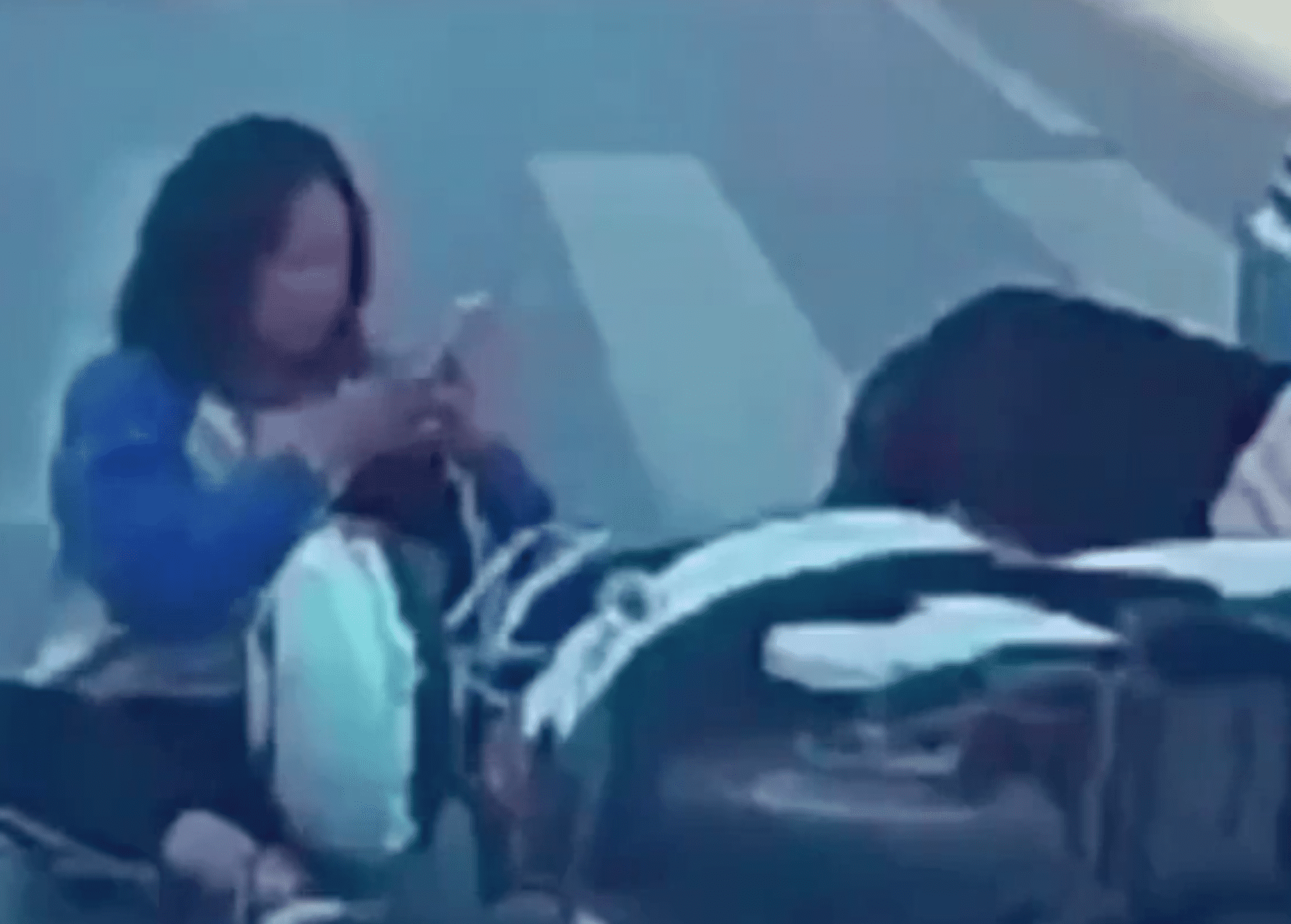 Woman texts in the middle of an accident scene | Photo: Reddit/Whatcouldgowrong