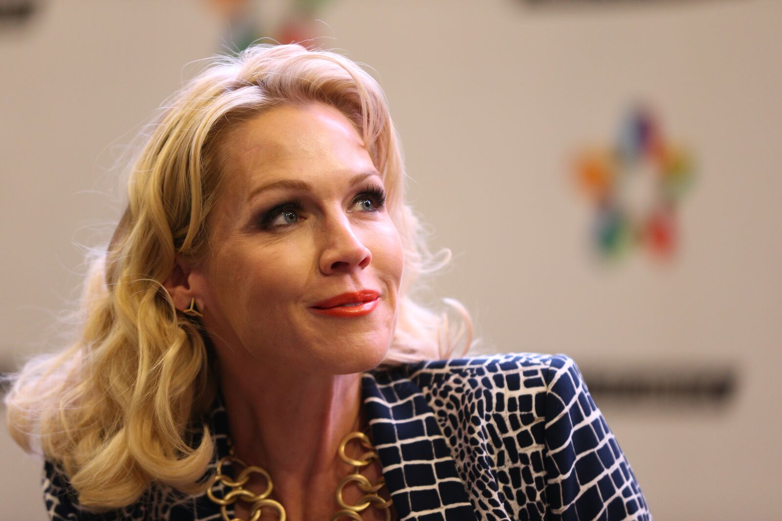ctress Jennie Garth signs copies of her book "Deep Thoughts from a Hollywood Blonde" at Mall of America on March 7, 2014 in Bloomington, Minnesota | Photo: Getty Images