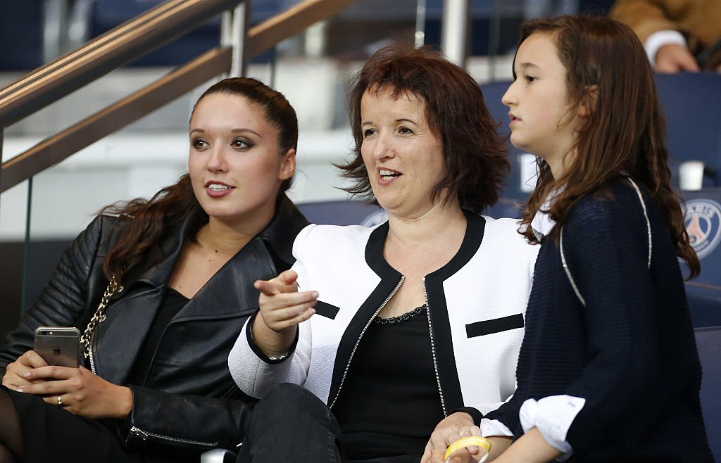 Anne Roumanoff et ses deux filles Alice et Marie. | Photo : Getty Images