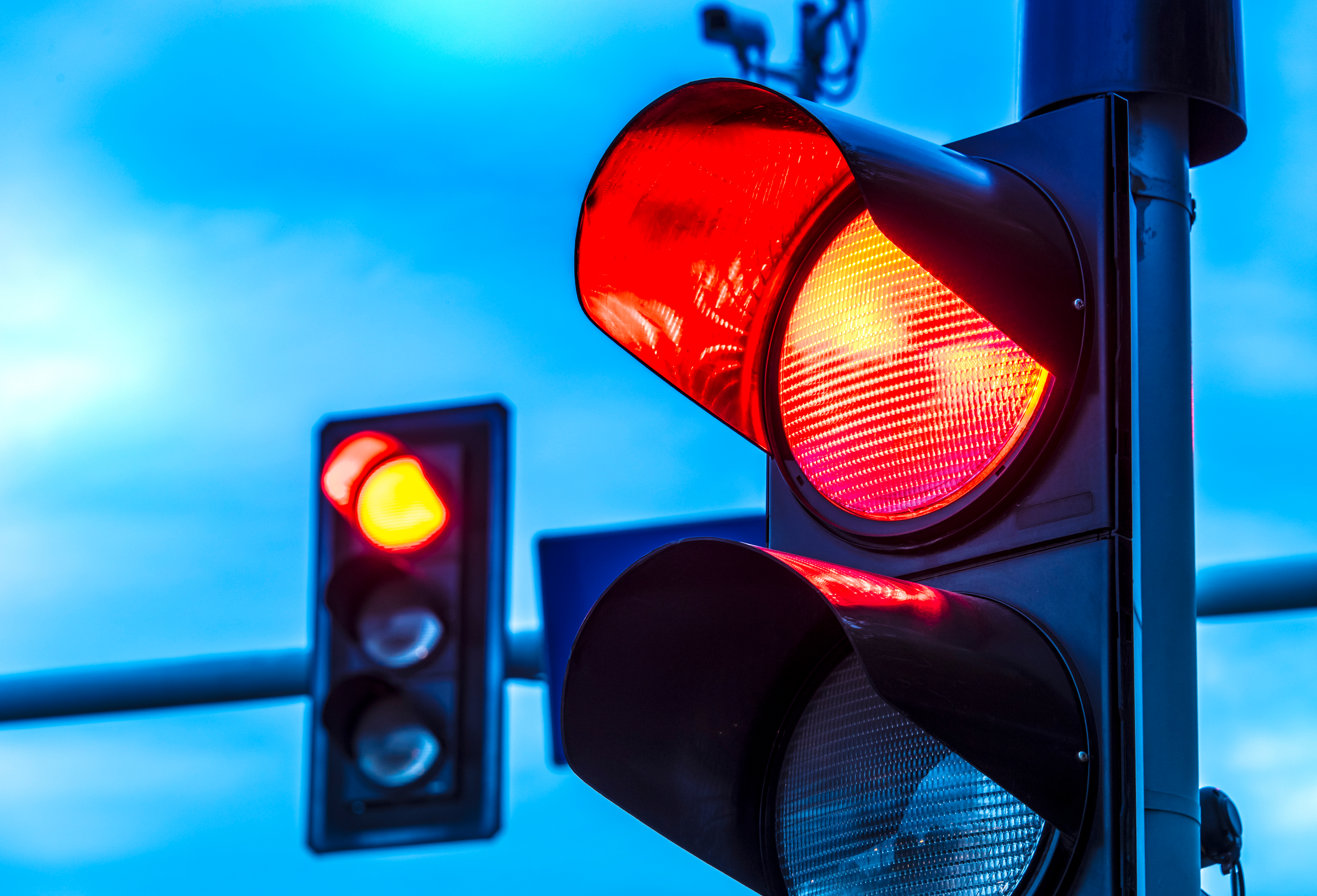A traffic signal light flashing red | Source: Shutterstock