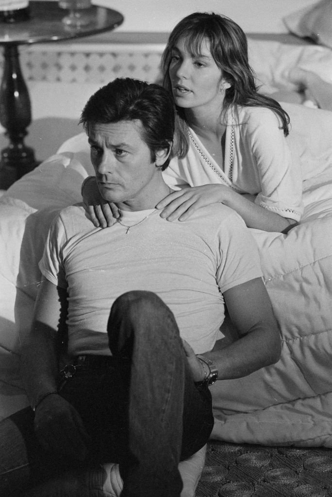 Alain Delon et Anne Parillaud lors du tournage de son film "Pour la peau d'un flic" à Paris en août 1981, France.| Photo : Getty Images
