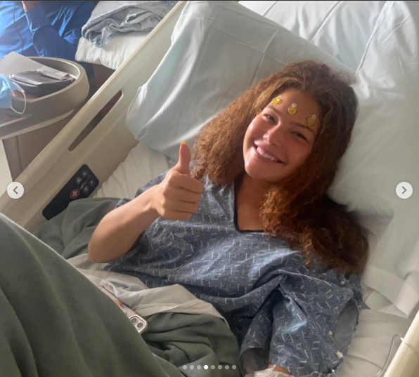 Isabella Strahan smiling for a picture while laying in a hospital bed posted on January 11, 2024 | Source: Instagram/sophialstrahan