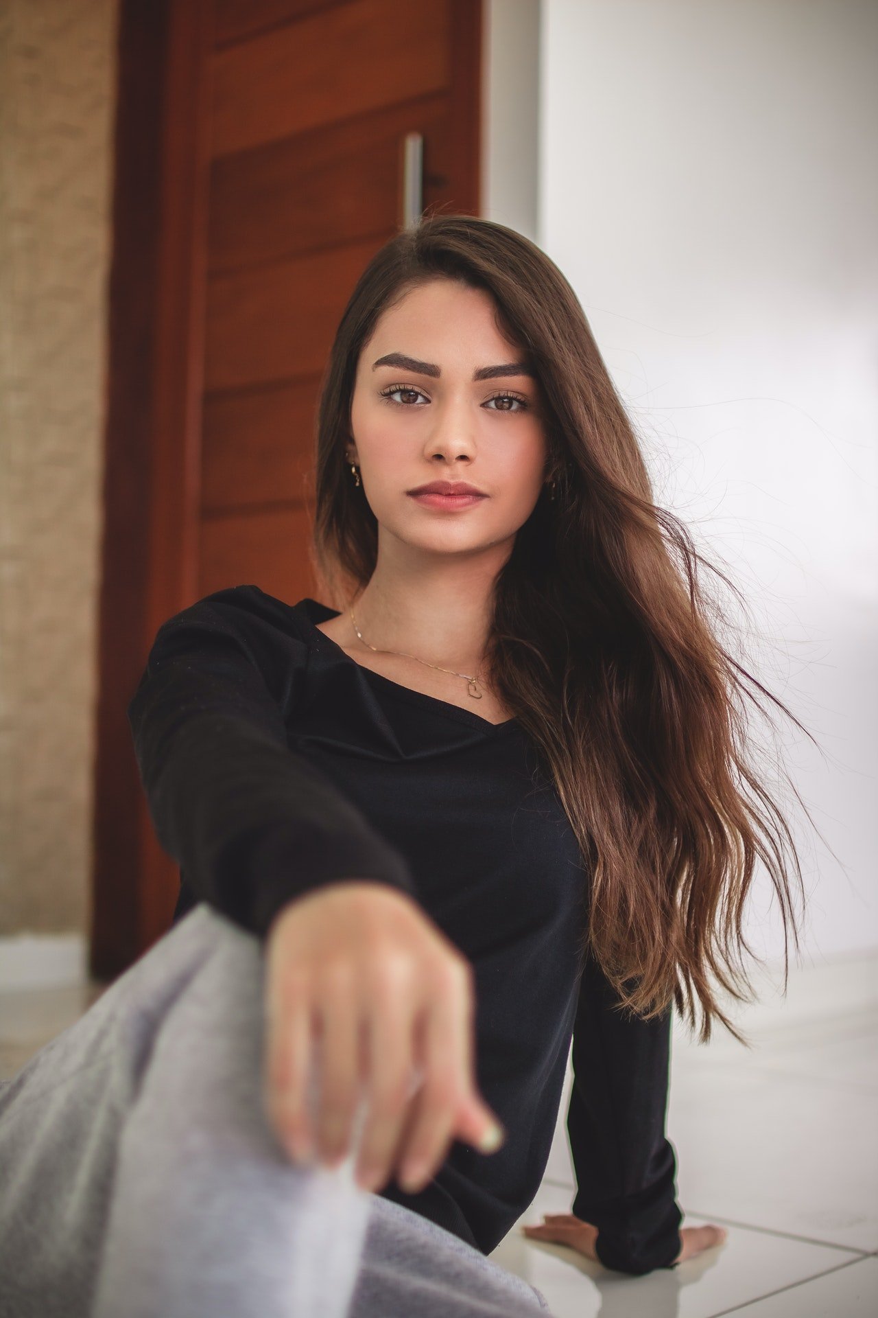 El maquillaje con tonos marrones resalta la belleza del rostro.| Foto: Pexels