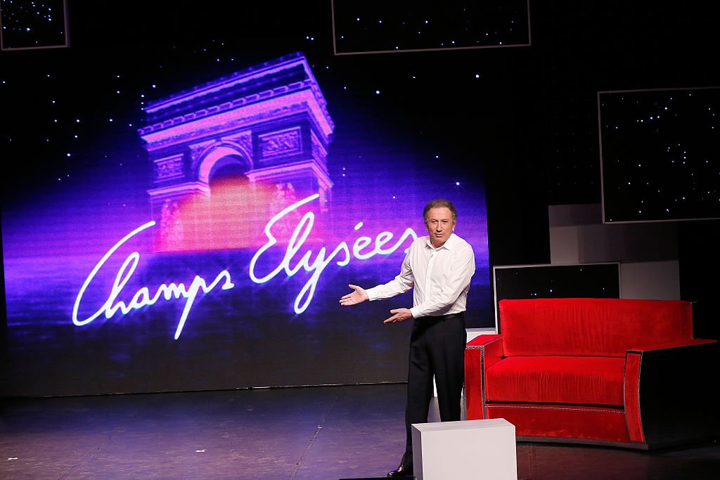 Michel Drucker sur un plateau télévisé. | Photo : Getty Images