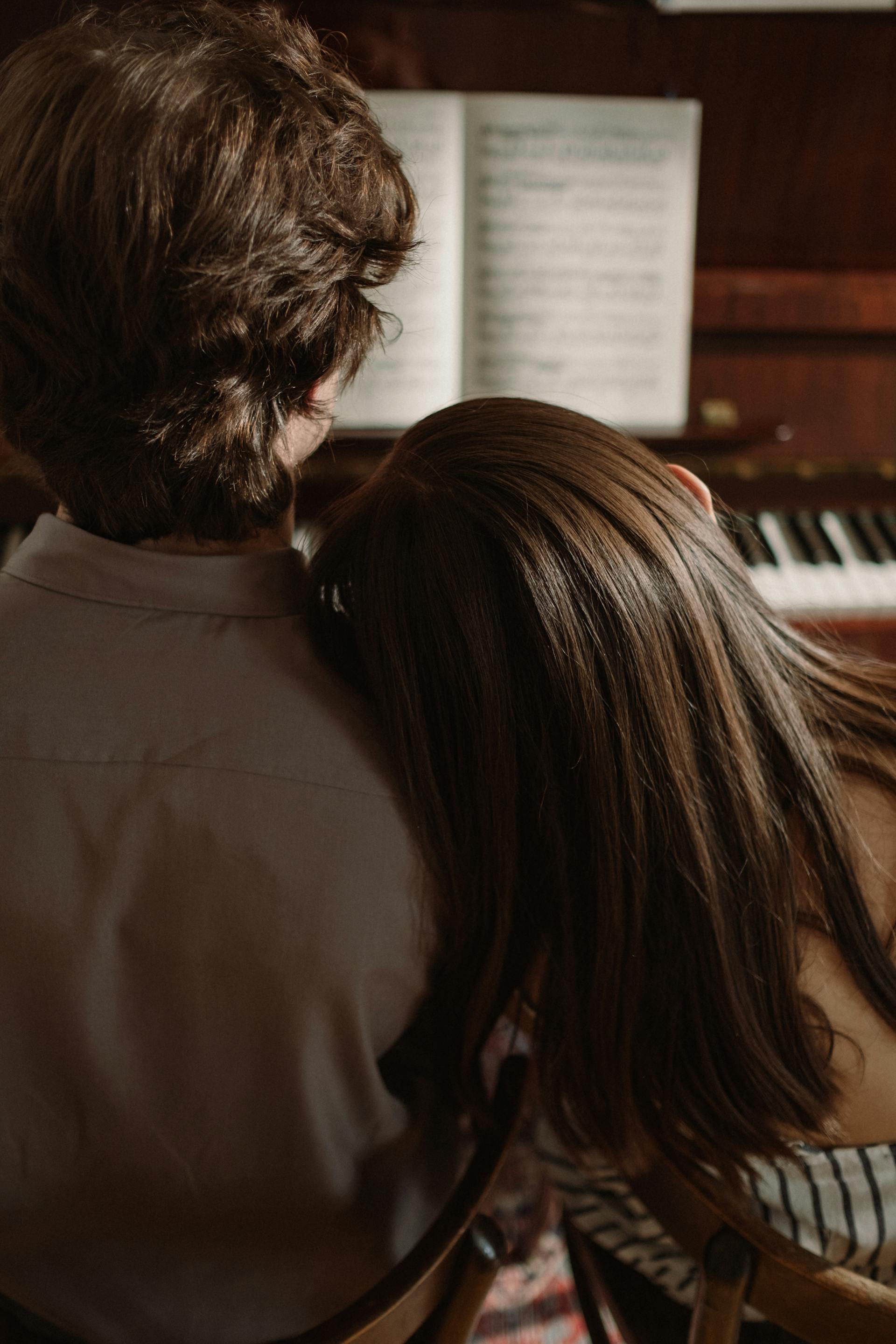 A woman resting her head on a man's shoulder | Source: Pexels