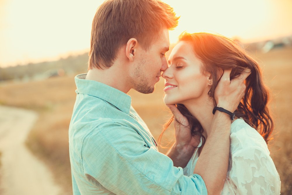 Joven pareja enamorada al aire libre. | Fuente: Shutterstock Joven pareja enamorada al aire libre. | Fuente: Shutterstock