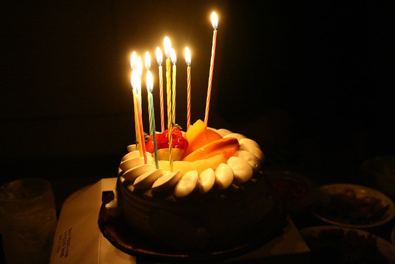 A birthday cake with candles on it. | Photo: Flikr