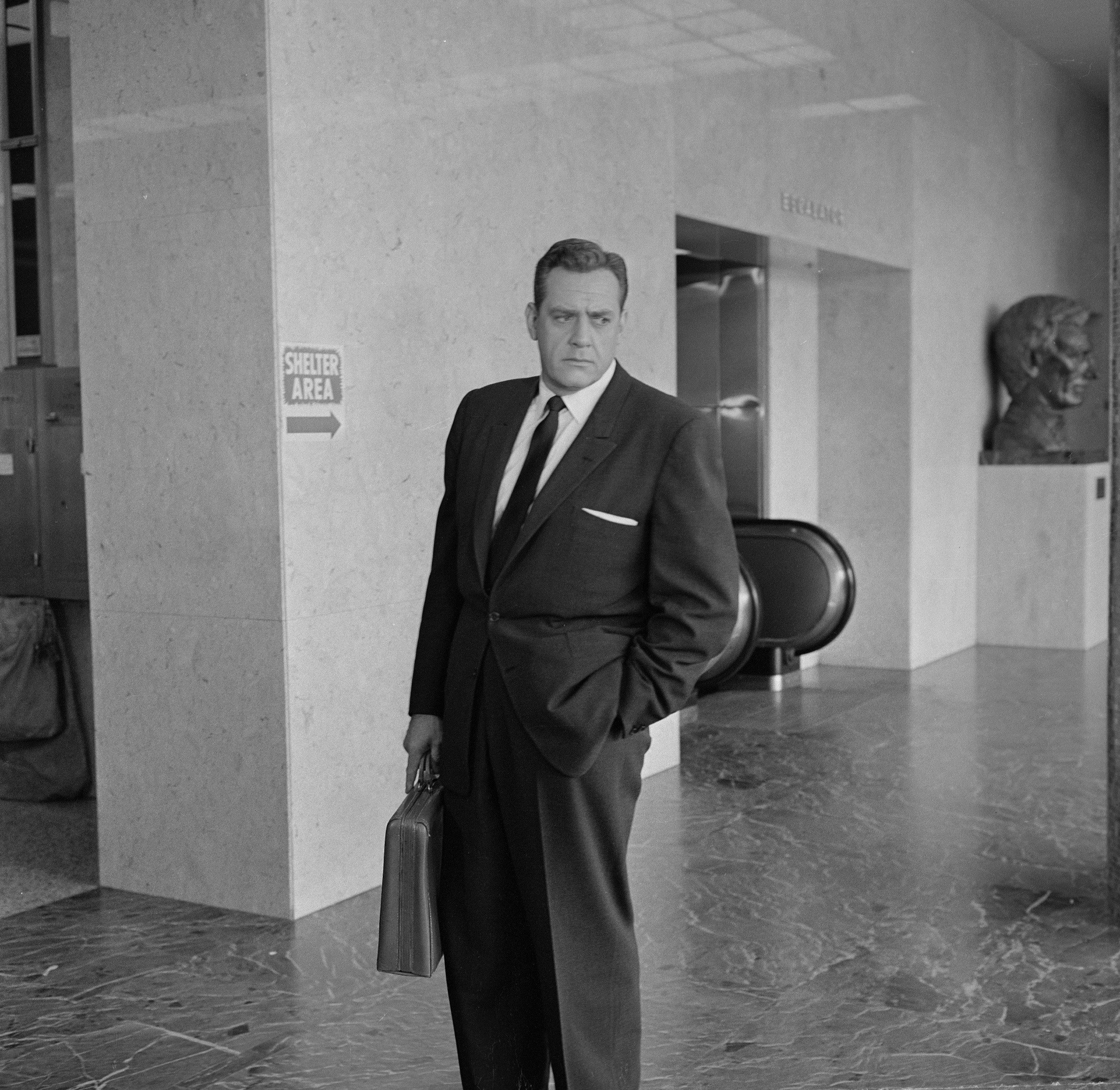 Raymond Burr as Perry Mason on location for the show PERRY MASON. Image dated August 3, 1962. | Source: Getty Images
