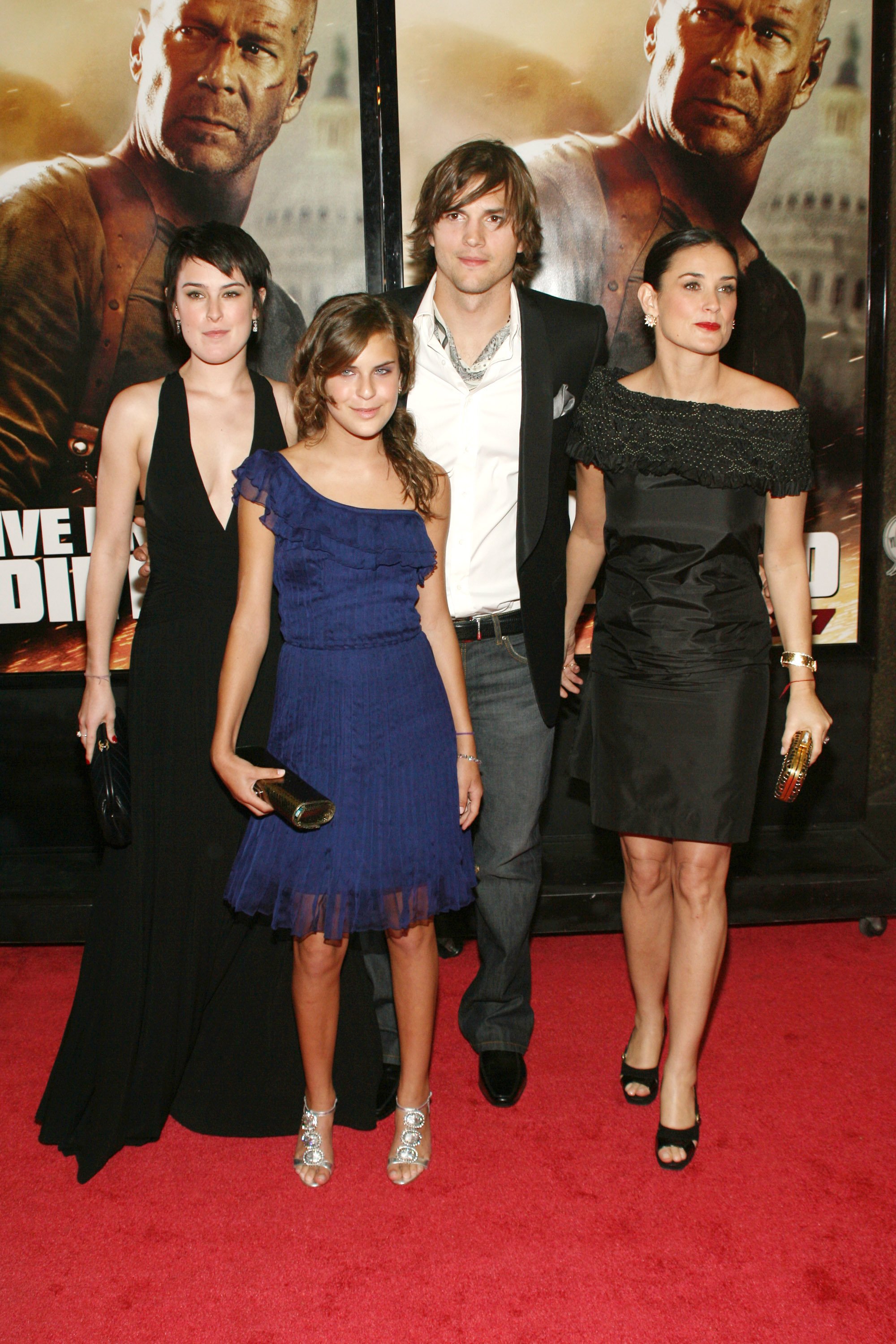 Rumer Willis, Tallulah Willis, Ashton Kutcher y Demi Moore en el estreno de "Live Free or Die Hard" en Nueva York en 2007 | Foto: Getty Images