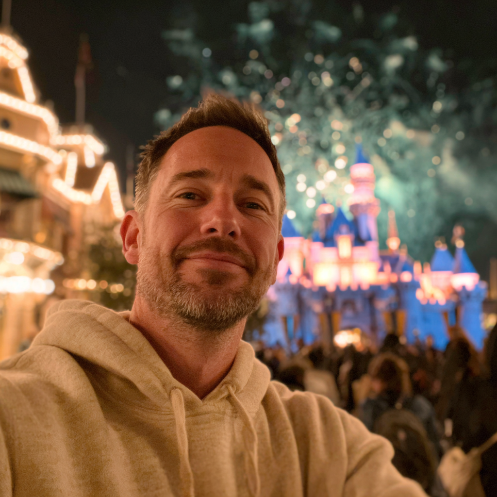 A close-up of a smiling man | Source: Midjourney