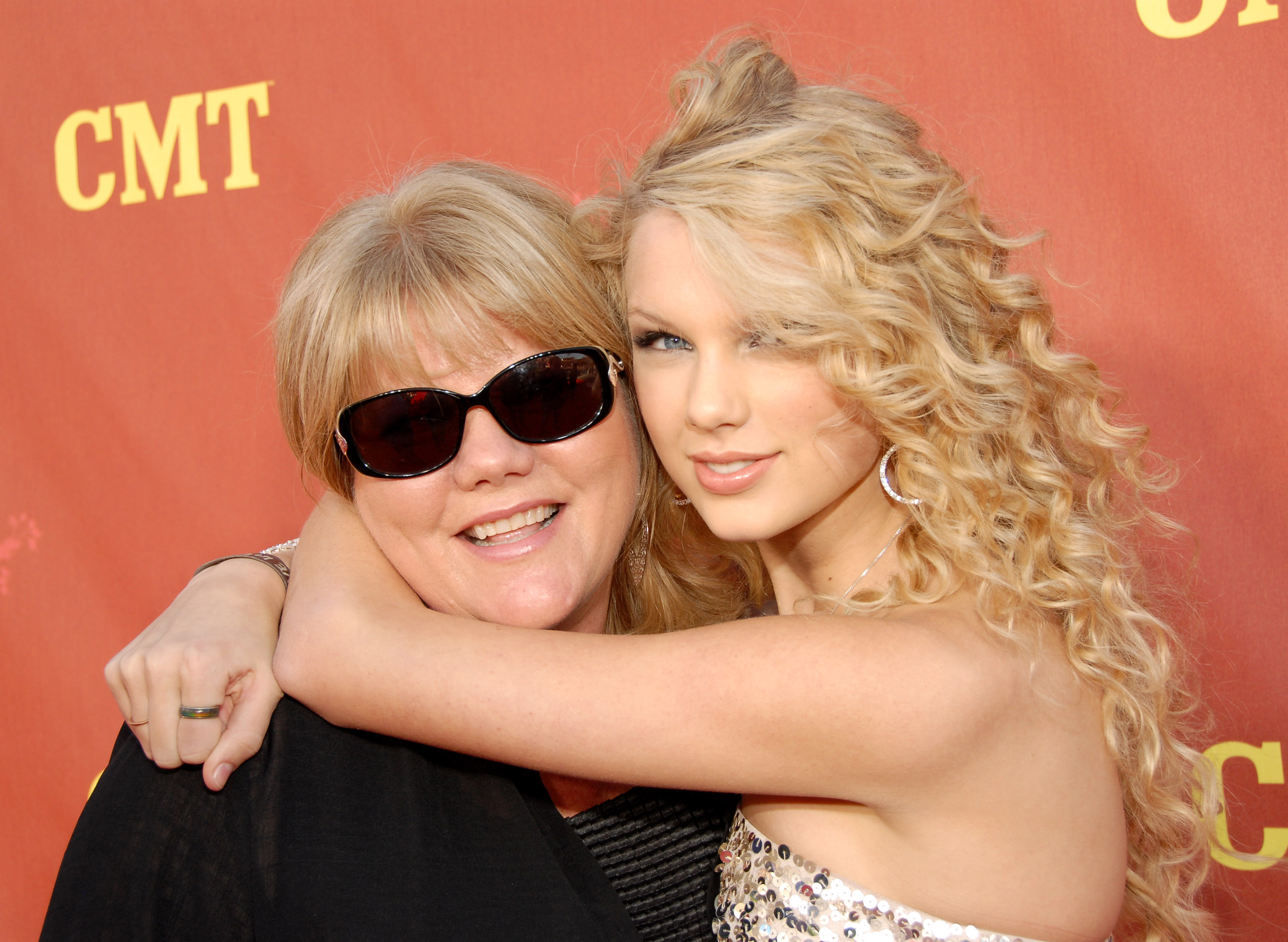 Andrea and Taylor Swift at the CMT Music Awards on April 16, 2007 | Source: Getty Images