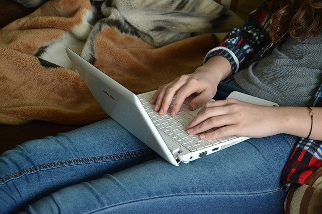 Joven con laptop. | Foto: Pixabay