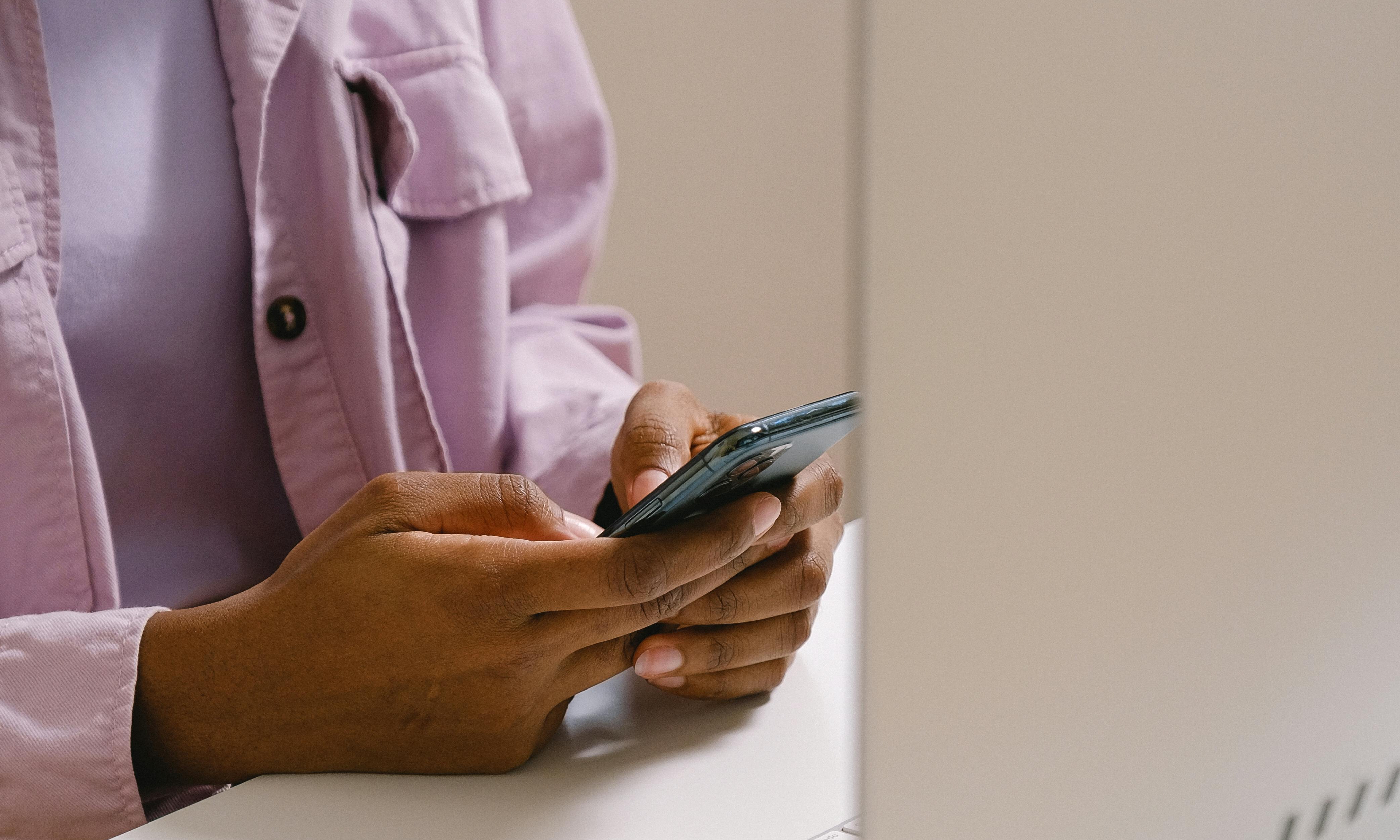 A woman texting | Source: Pexels