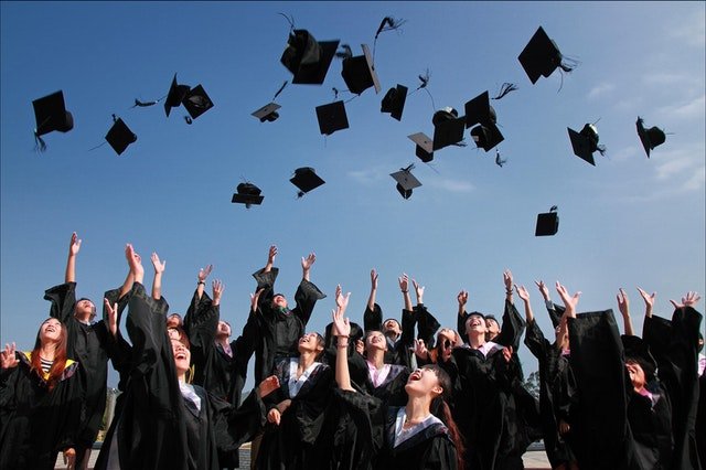 Estudiantes lanzan birrete al aire en su ceremonia de graduación. | Foto: Pexels