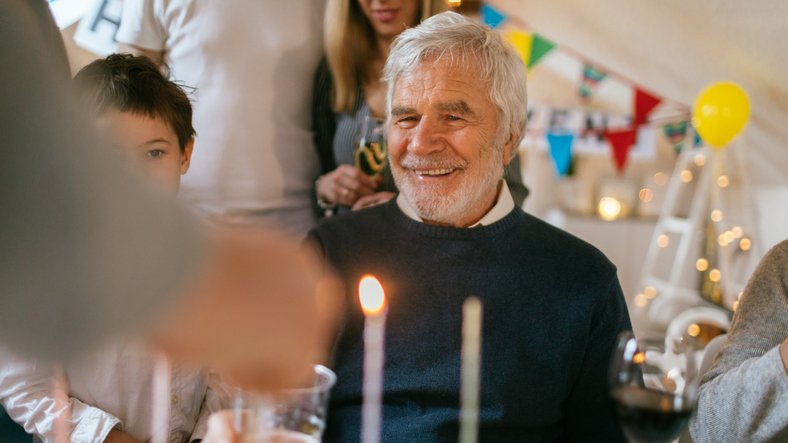 Hombre mayor en celebración familiar.| Foto: Getty Images
