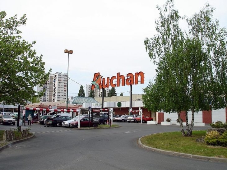 Deux Hommes Arretes A Auchan Ils Utilisaient Un Bebe Dans Sa Poussette Pour Cacher Leurs Mefaits