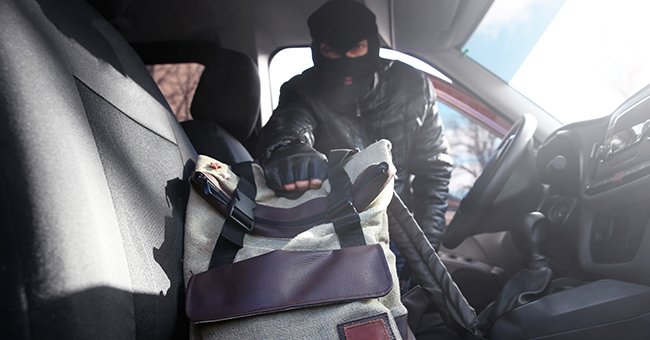Hombre roba un auto en la calle. | Foto: Shutterstock