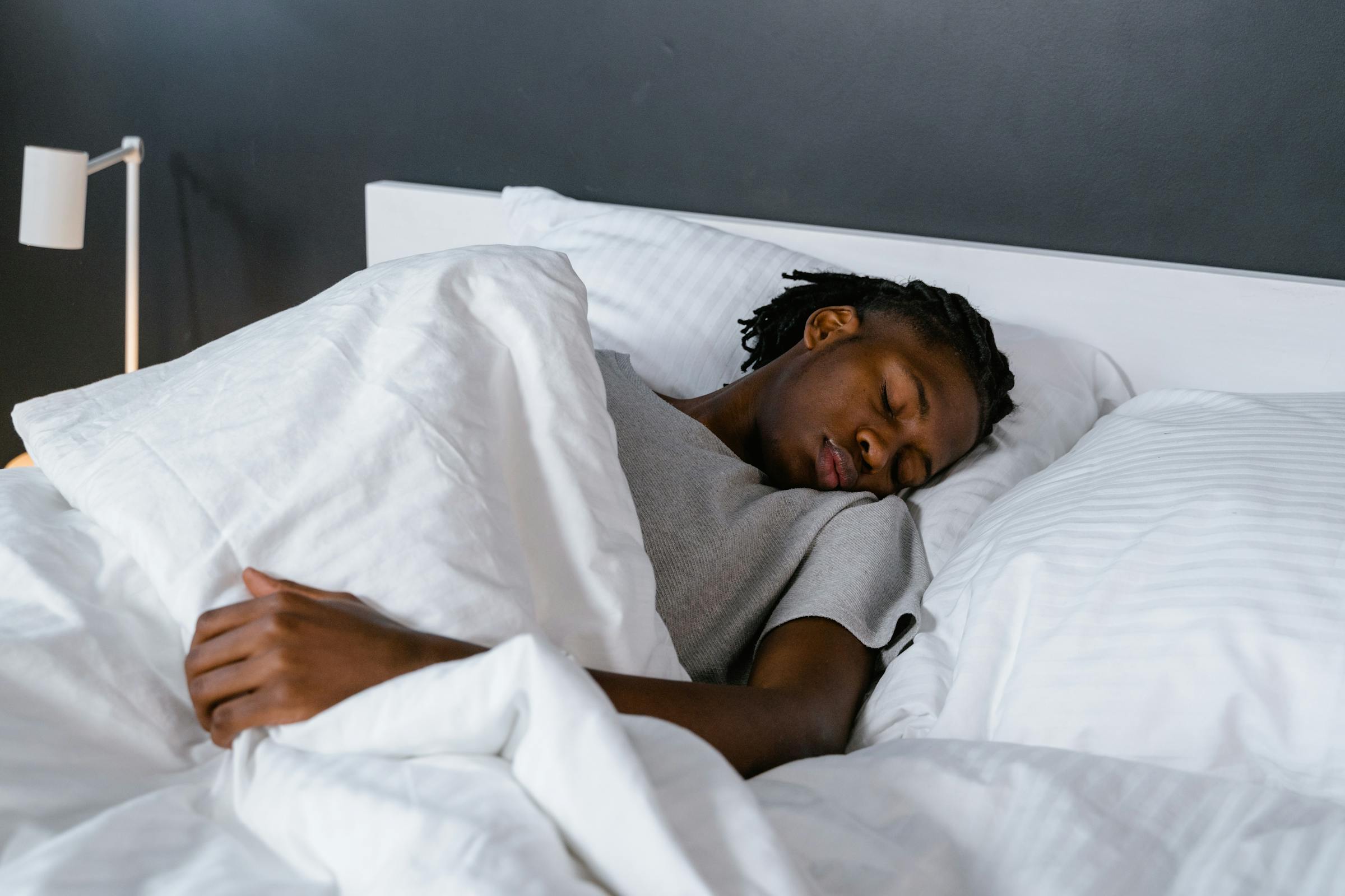 A man sleeping in a bed | Source: Pexels