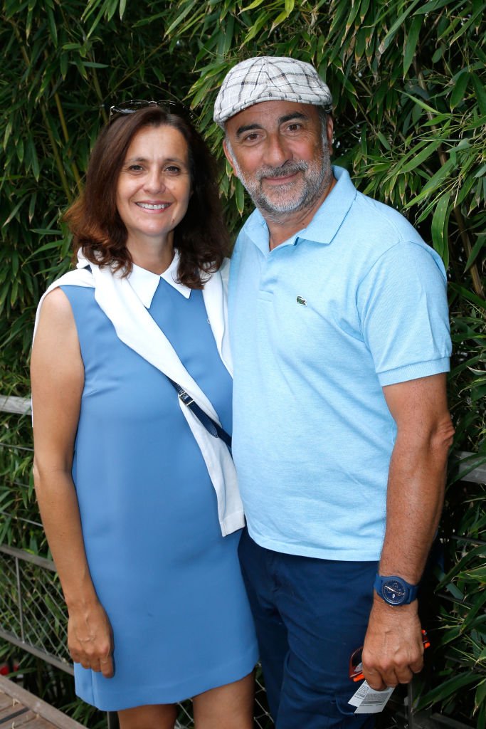 Antoine Dulery et son épouse Pascale Pouzadoux assistent à l'Open de tennis français 2017 à Roland Garros le 2 juin 2017 à Paris, France. | Photo : Getty Images. Antoine Dulery et son épouse Pascale Pouzadoux assistent à l'Open de tennis français 2017 à Roland Garros le 2 juin 2017 à Paris, France. | Photo : Getty Images.