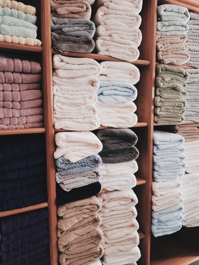 Une étagère remplie de serviettes. l Source : Unsplash