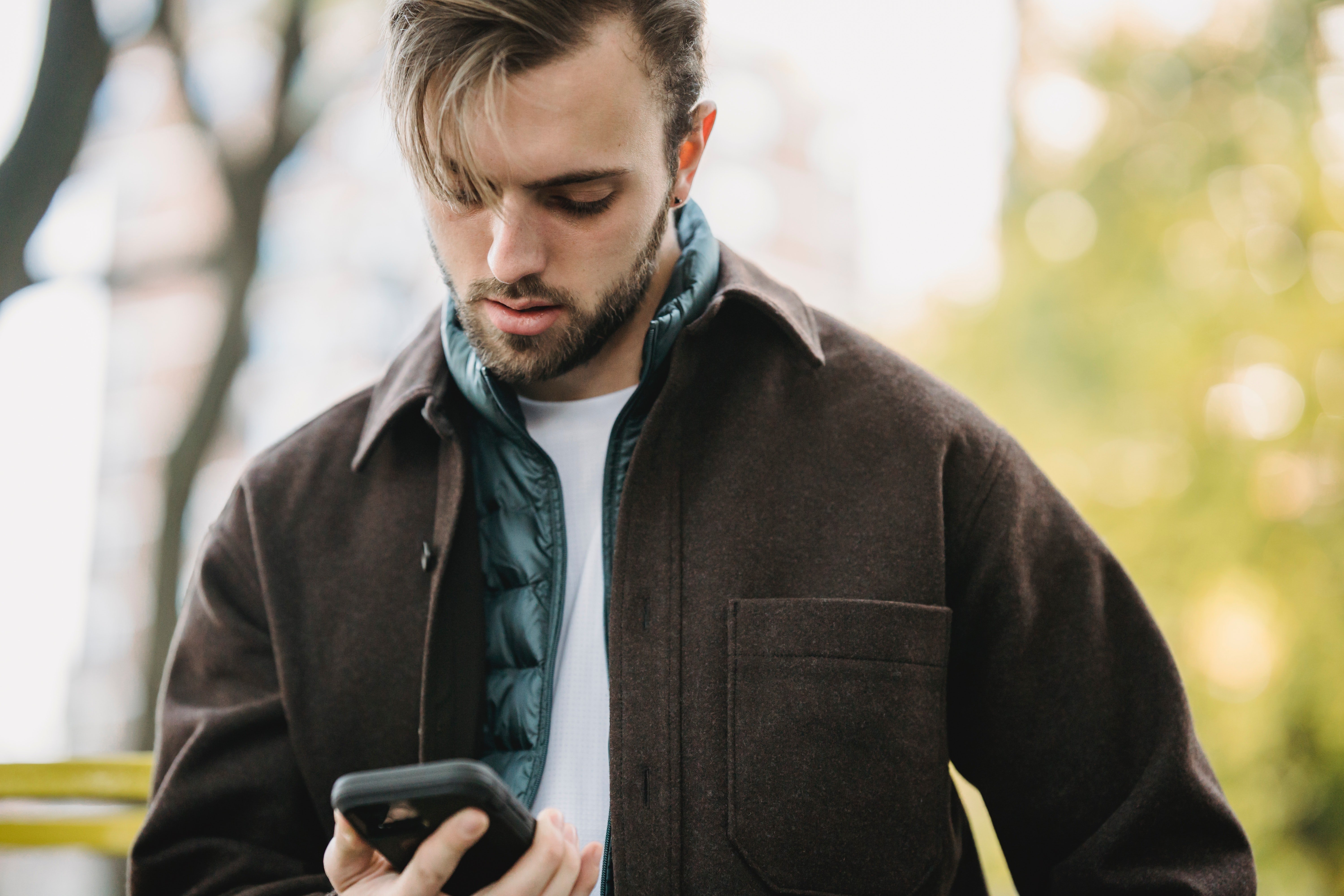 OP is enraged and reaches out to his mom | Photo: Pexels