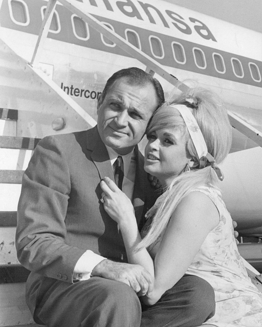 Jayne Mansfield and her attorney/boyfriend Sam Brody in Germany 1967 | Source: Wikimedia Commons