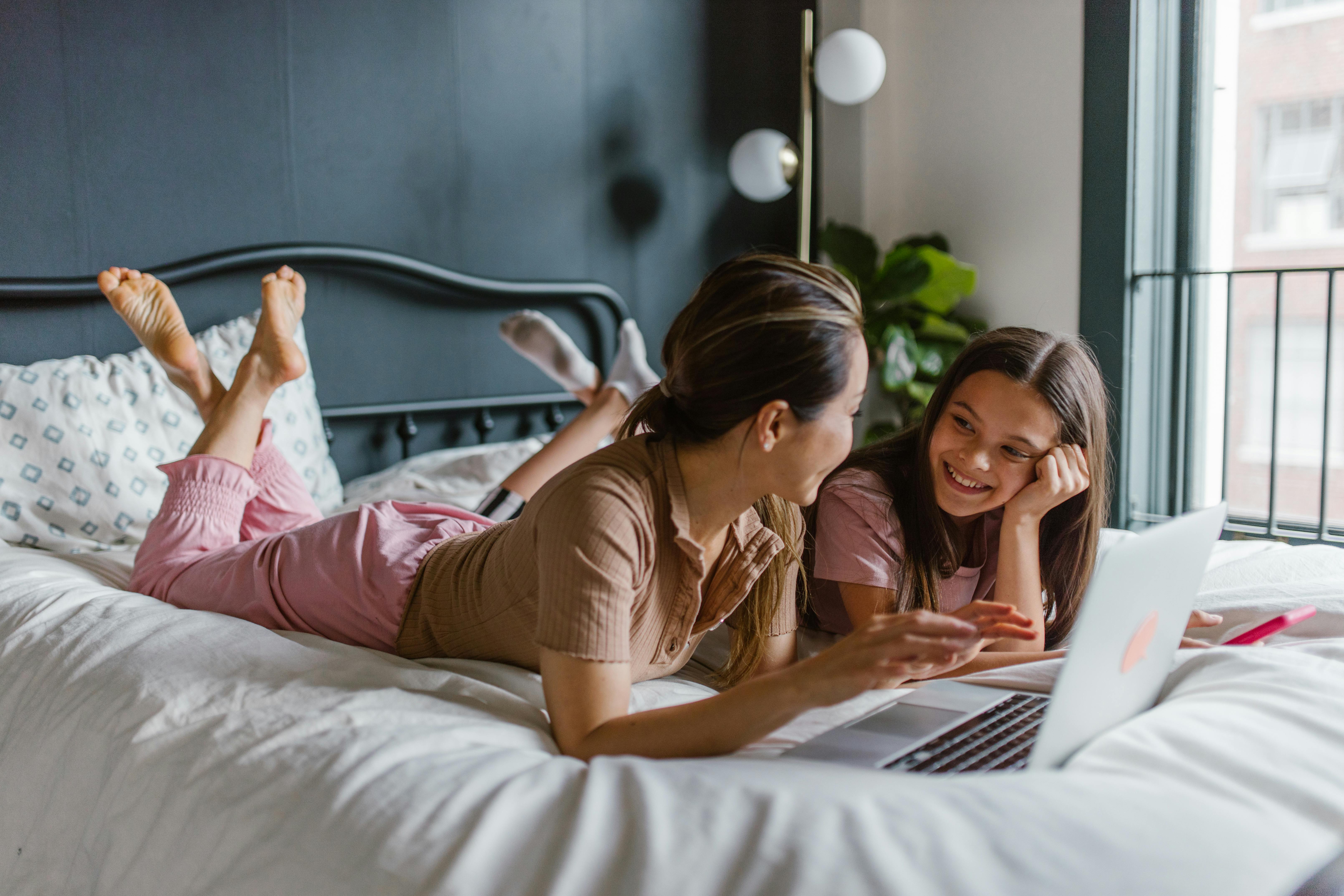 Mother and daughter bonding | Source: Pexels