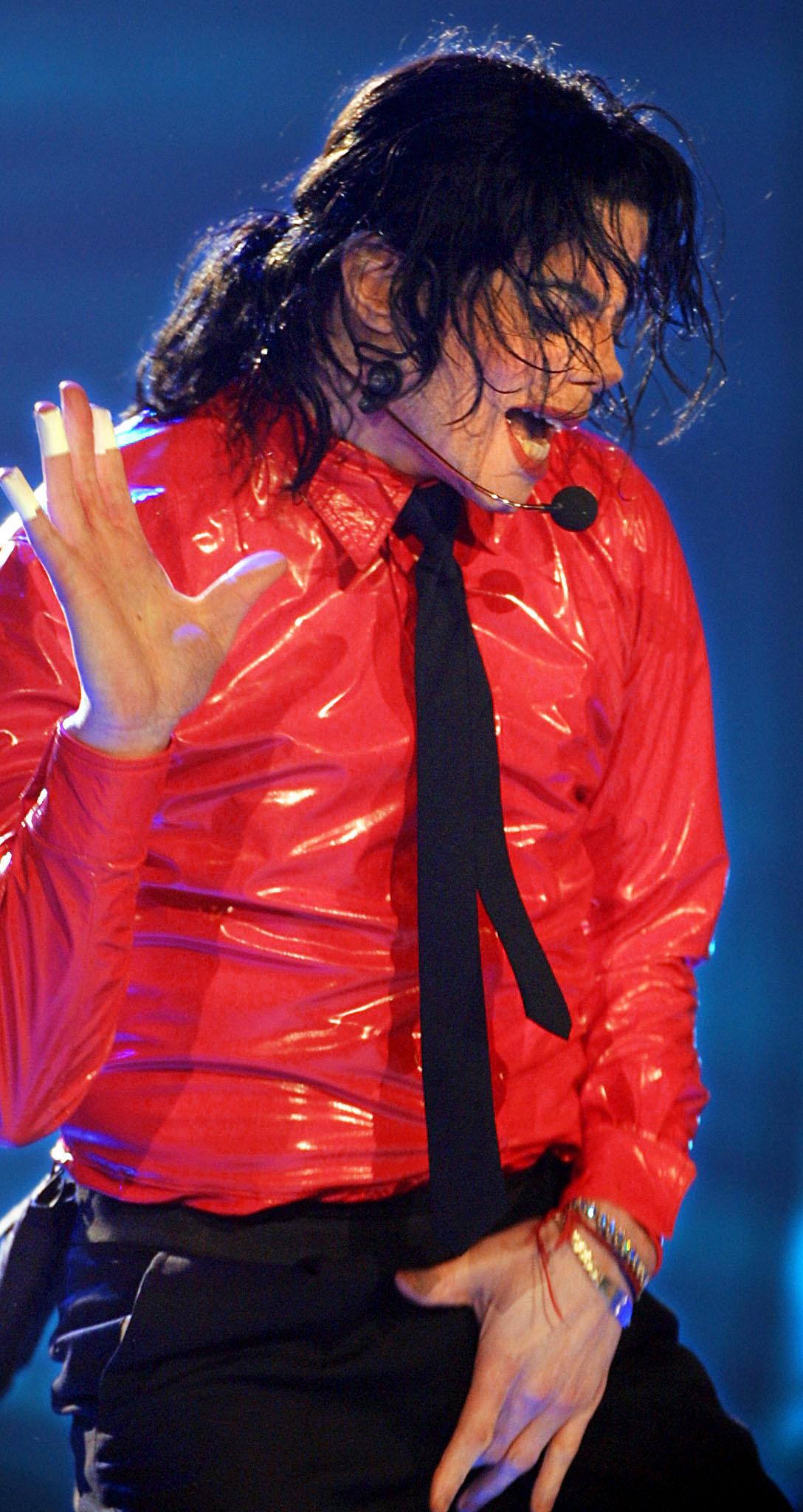 Michael Jackson performs on stage on April 20, 2002 in Pasadena, California | Source: Getty Images