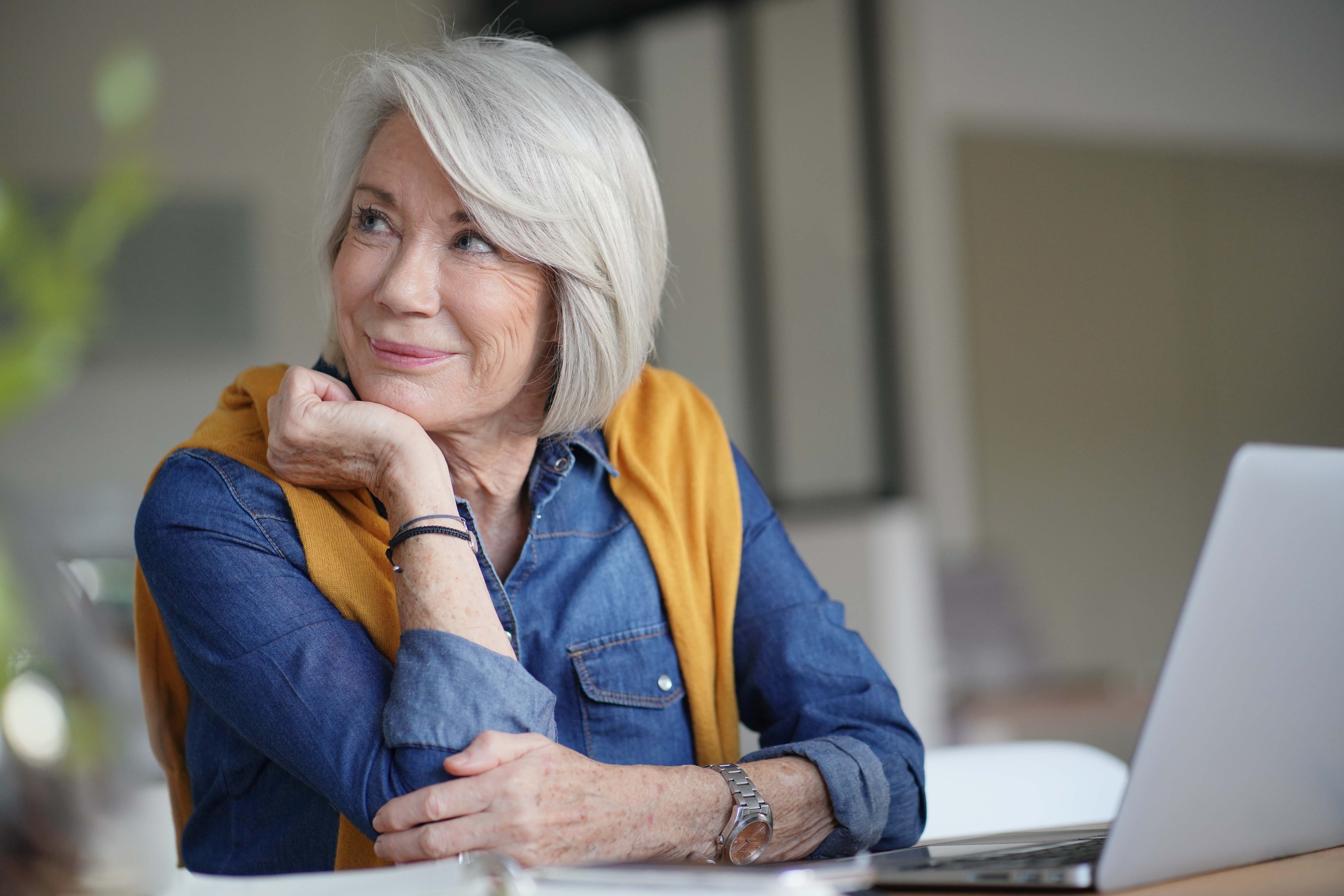 Une femme aux cheveux grises | source : shutterstock