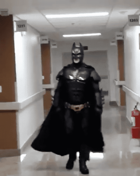 "Batman" walking through the hallway of the hospital. I Image: Facebook/ Oswaldo Nogueira.