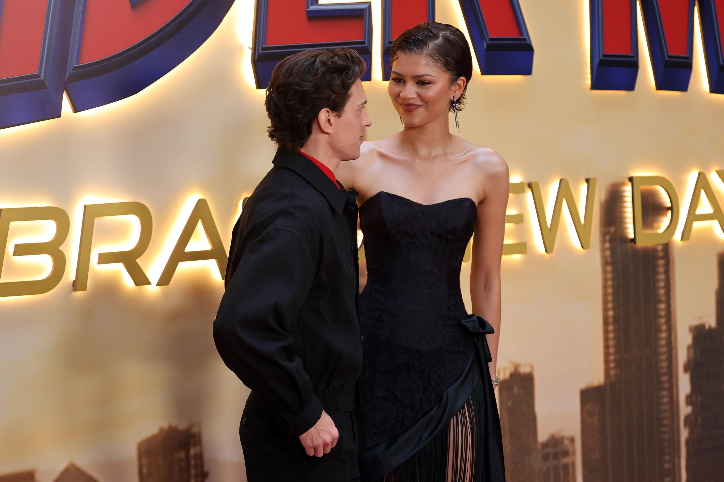 There seemed to be some awkwardness while they posed for shots on the red carpet. | Source: Getty Images