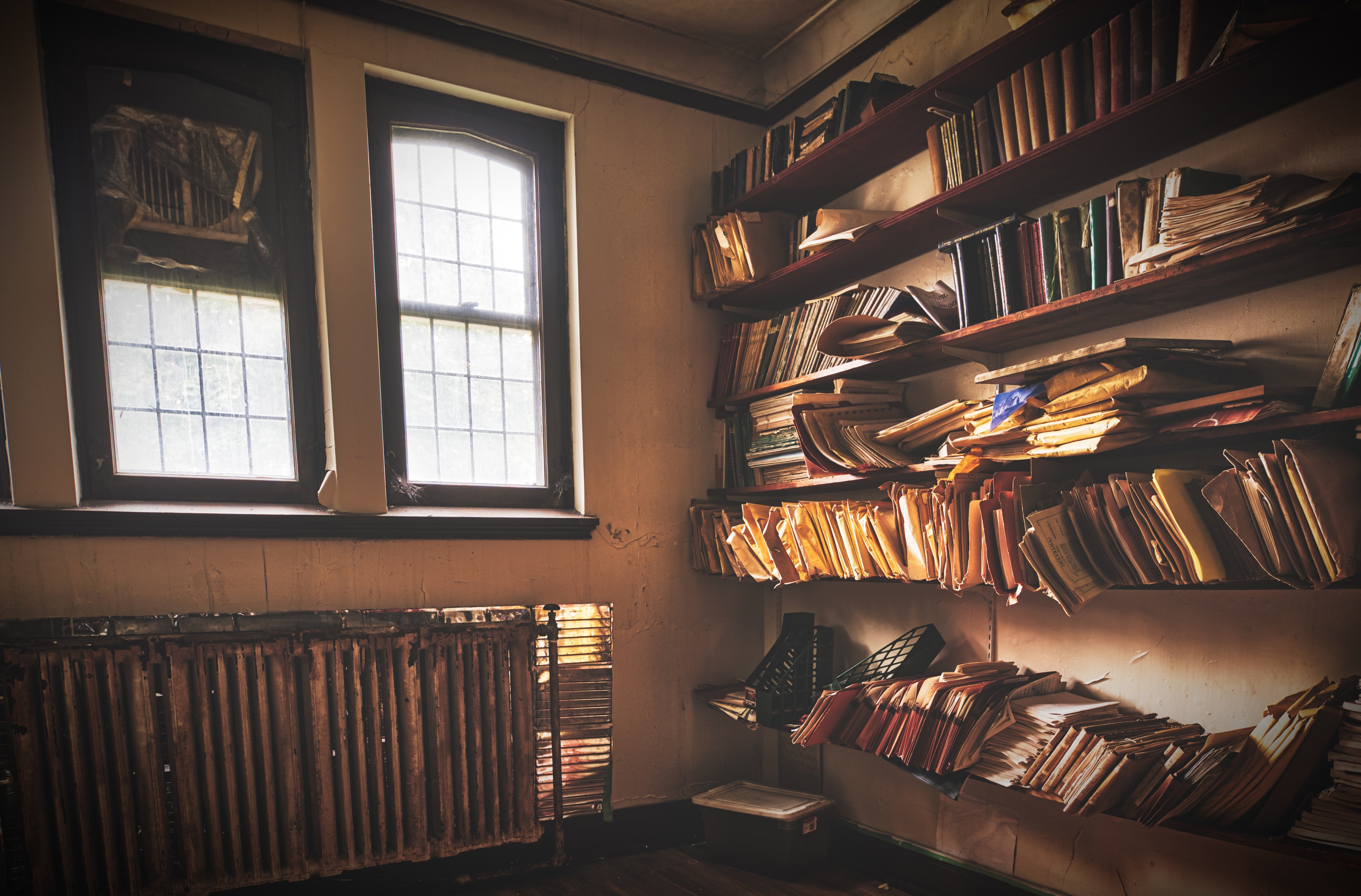 A messy room filled with books. | Source: Unsplash