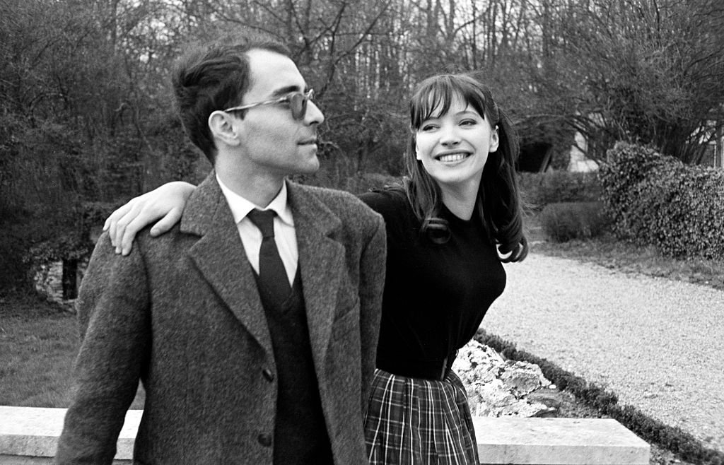 Jean-Luc Godard et Anna Karina chez Jean-Claude Brialy à Monthion, vers 1960 en France. | Photo : Getty Images
