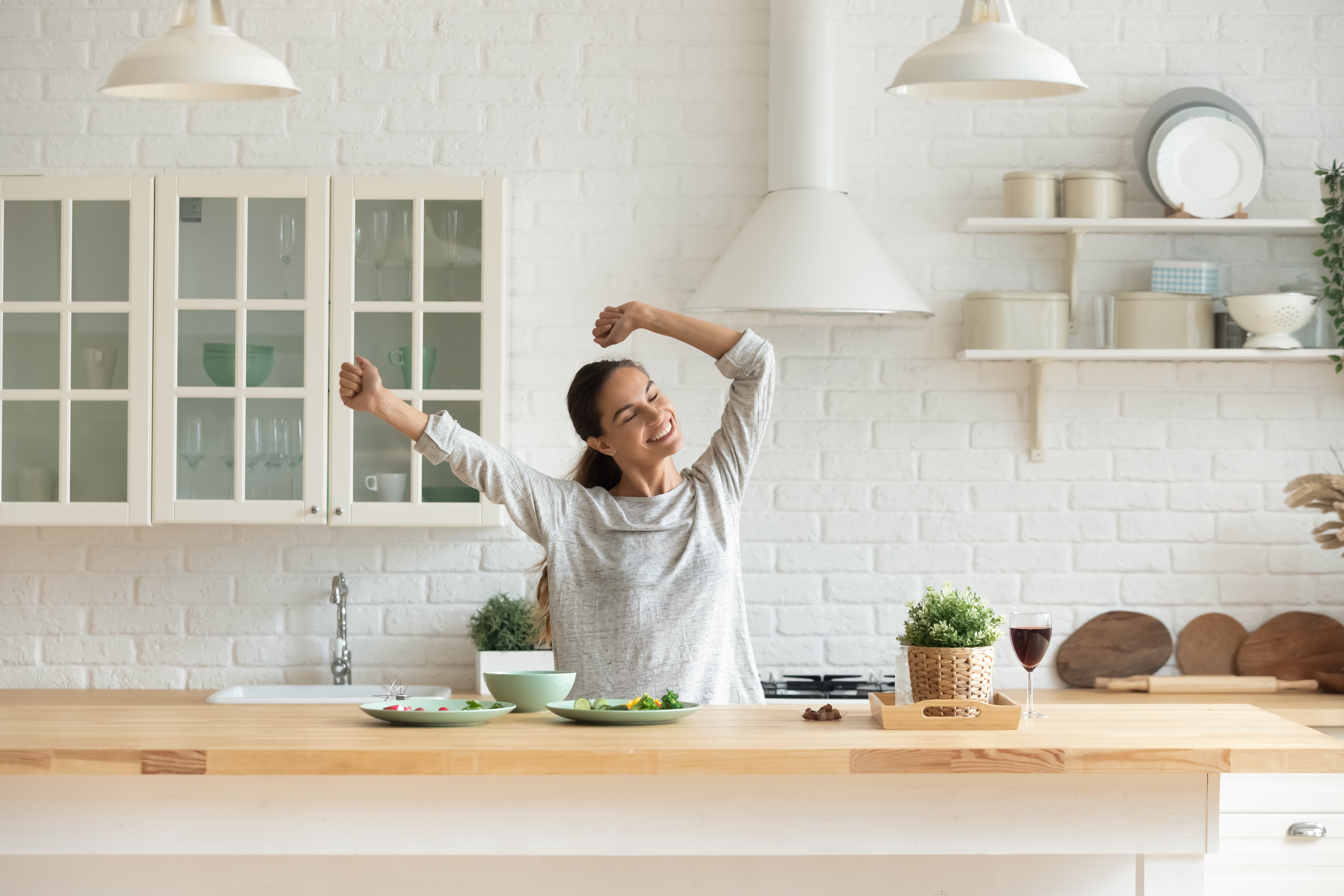 Mujer feliz y sola en casa. | Foto: Shutterstock