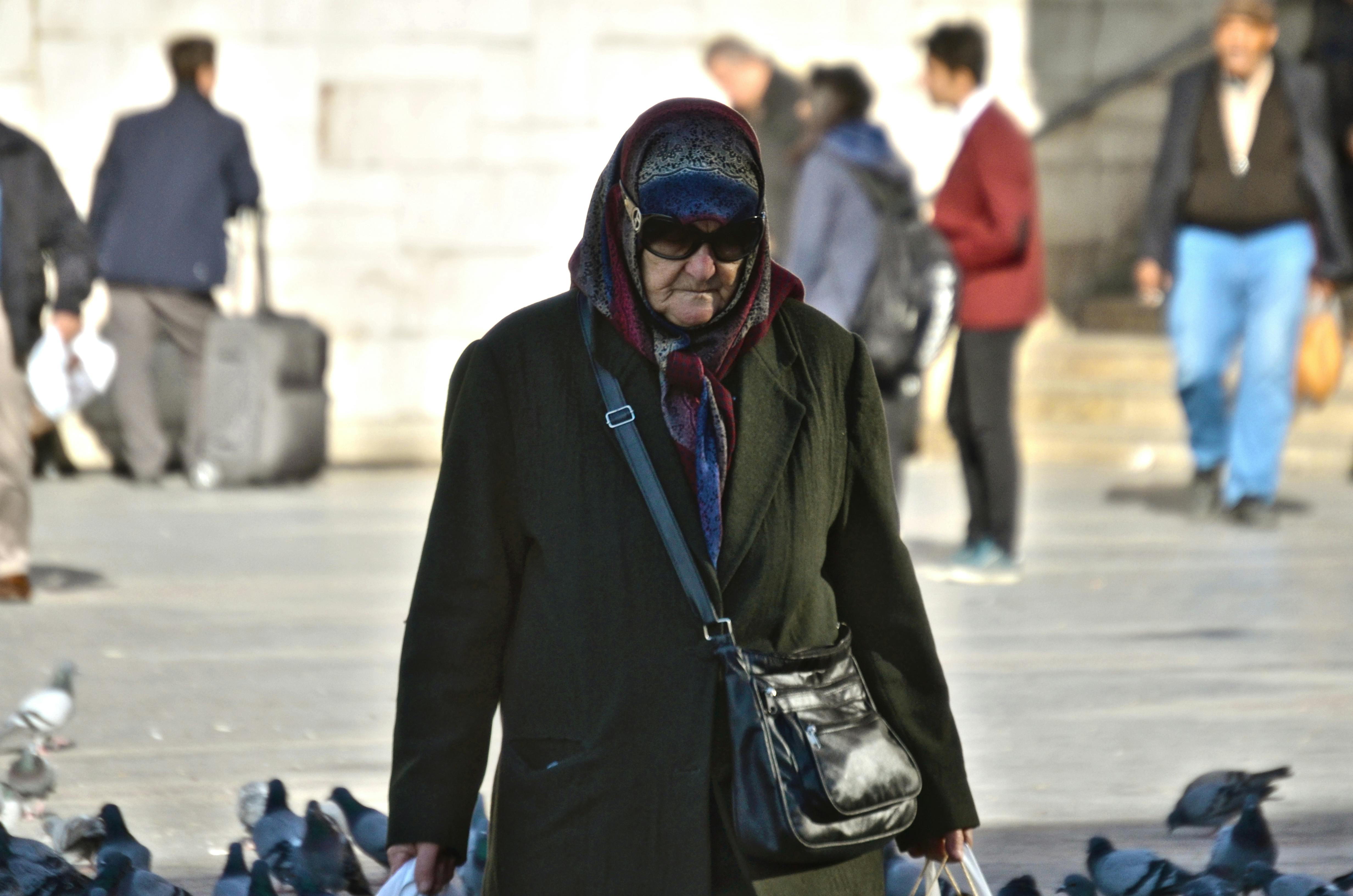 An older lady walking on the street | Source: Pexels