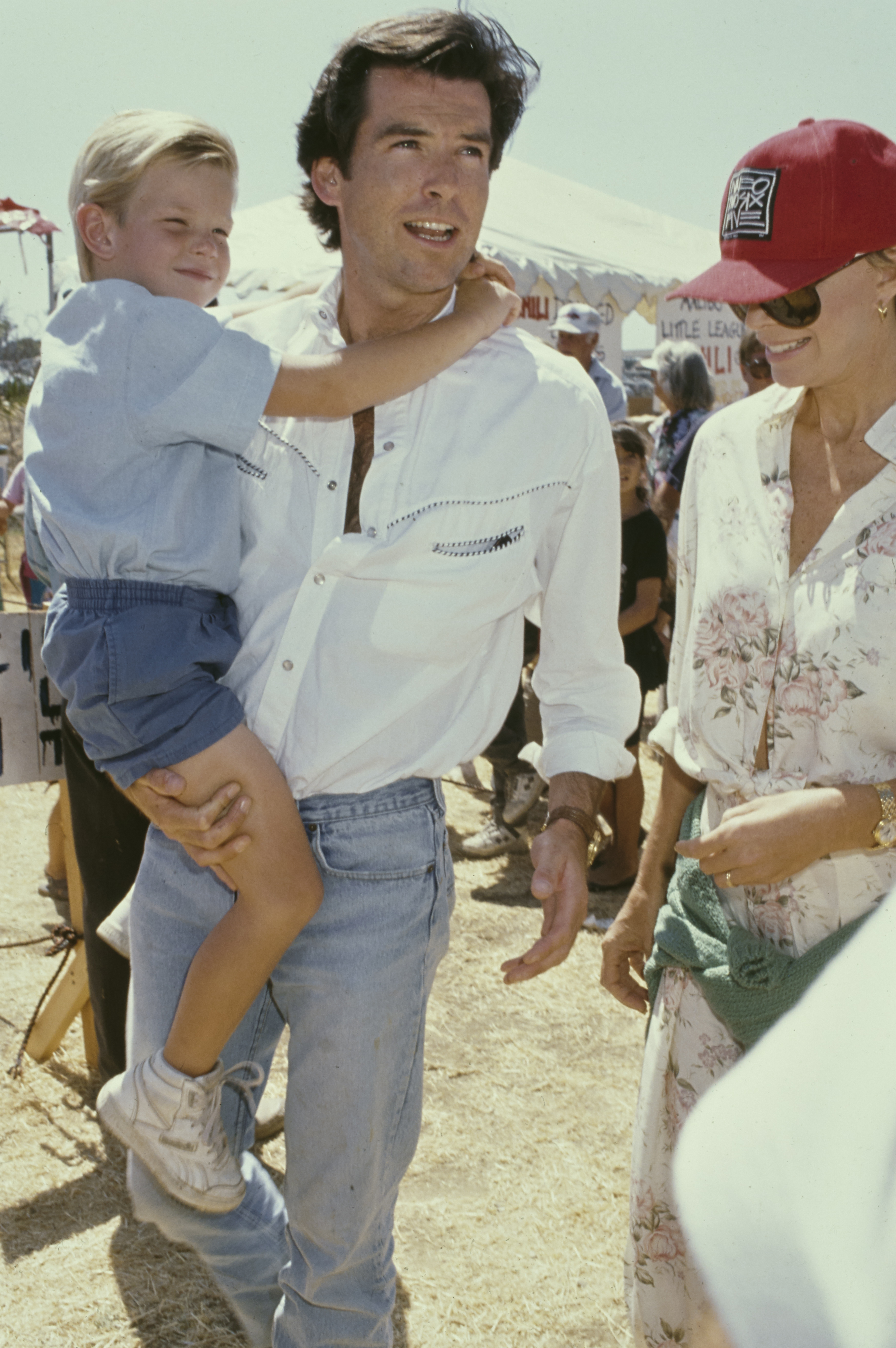 Pierce Brosnan, Sean Brosnan, and Cassandra Harris at the 8th Annual Malibu Kiwanis Chili Cook-off Carnival & Fair in California on September 2, 1989 | Source: Getty Images